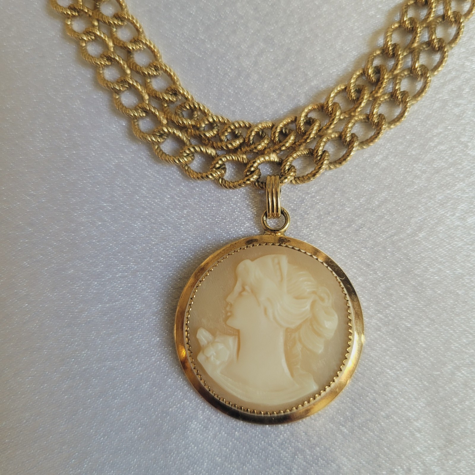 Antique 12kt Gold Fill Setting Pendant Carved Cameo one Goldtone Chain Choker