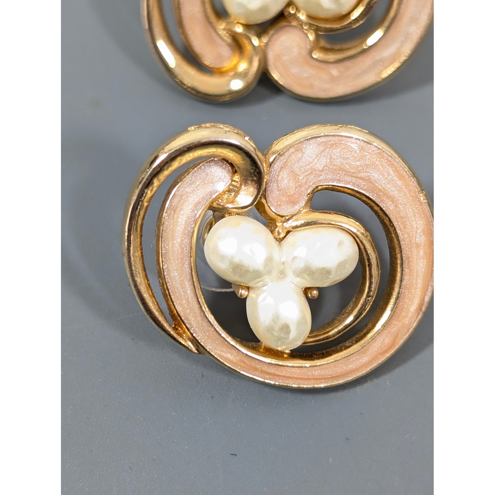 Vintage Avon Island Shell Pierced Earrings Gold Tone Faux Pearl Swirl