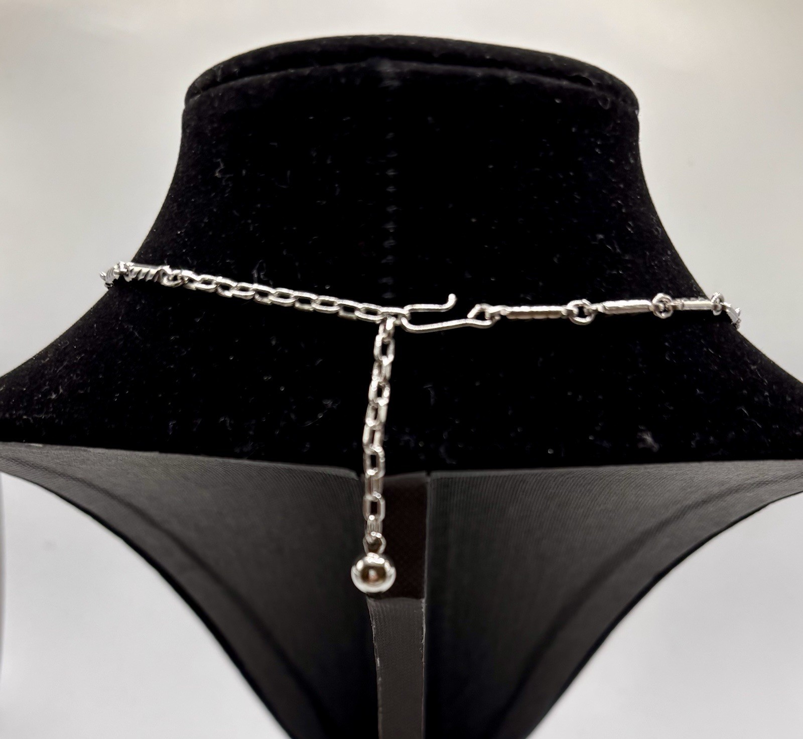 Vintage 1959 rhodium-plated necklace / blue thermoset flower and rhinestones