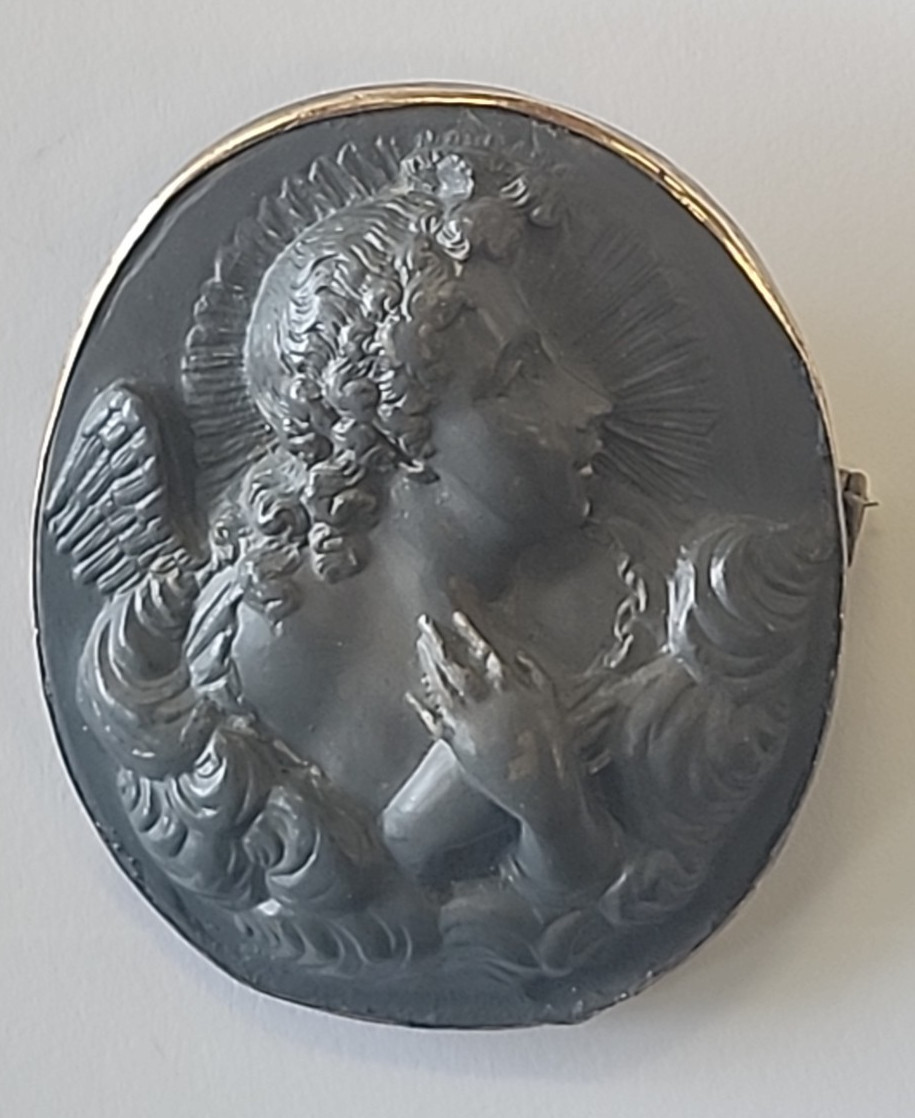 VINTAGE GREY OVAL CAMEO WITH GOLD TRIMMING