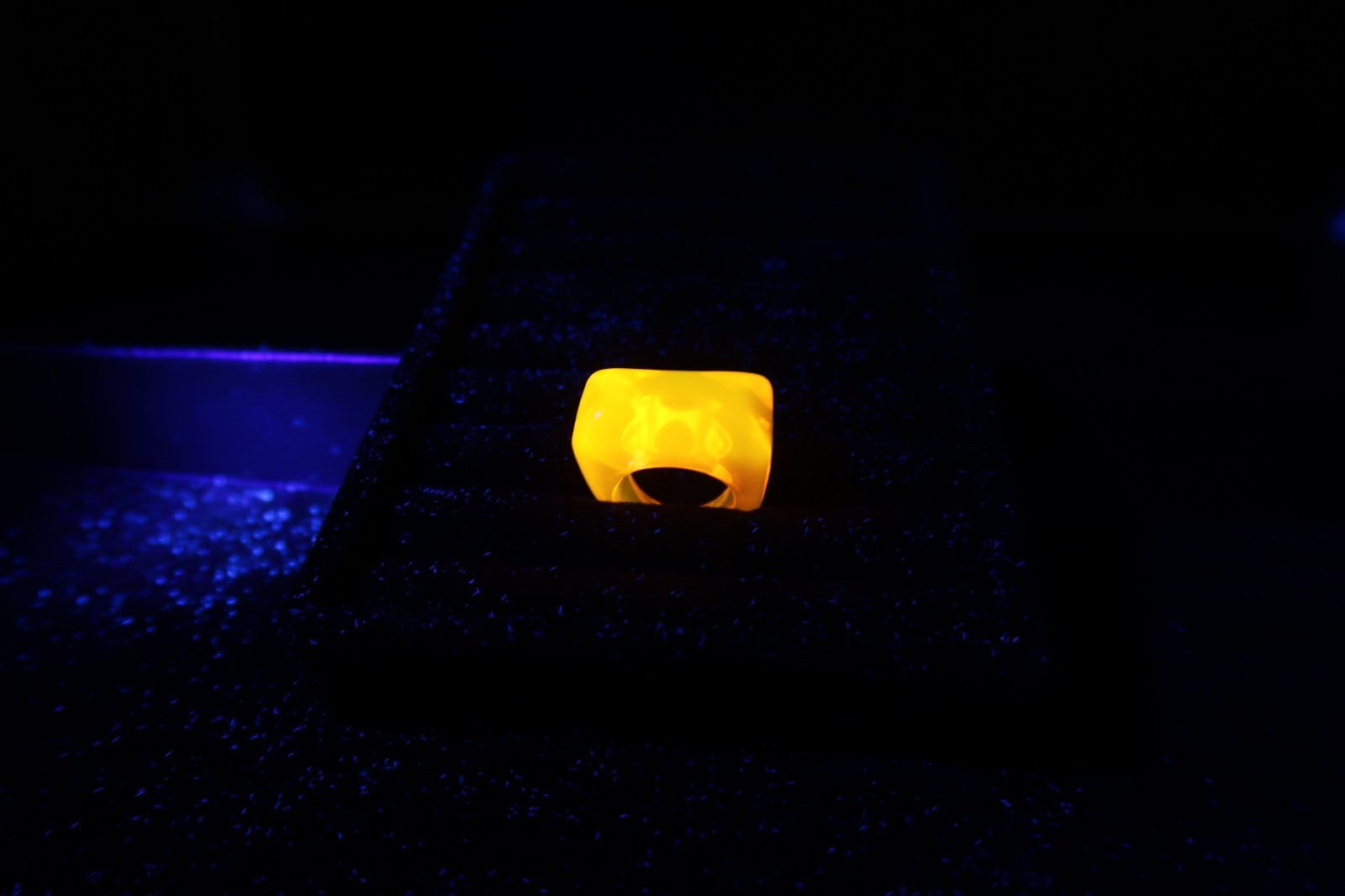Vtg 60’s Orange Mod Acrylic Resin Glow in the Dark Ring Retro Fashion Size 5.5