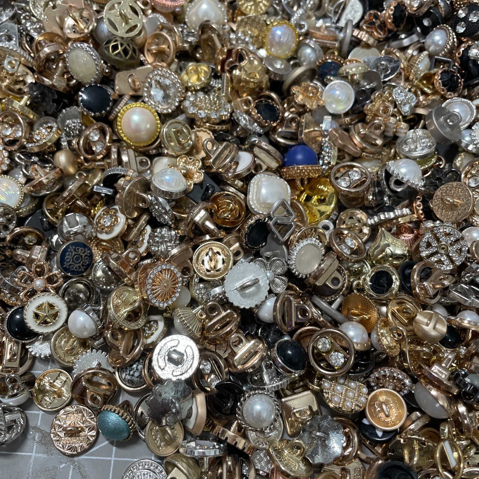 Vintage-now Costume Jewelry makeing Lots button Read Description 50pcs