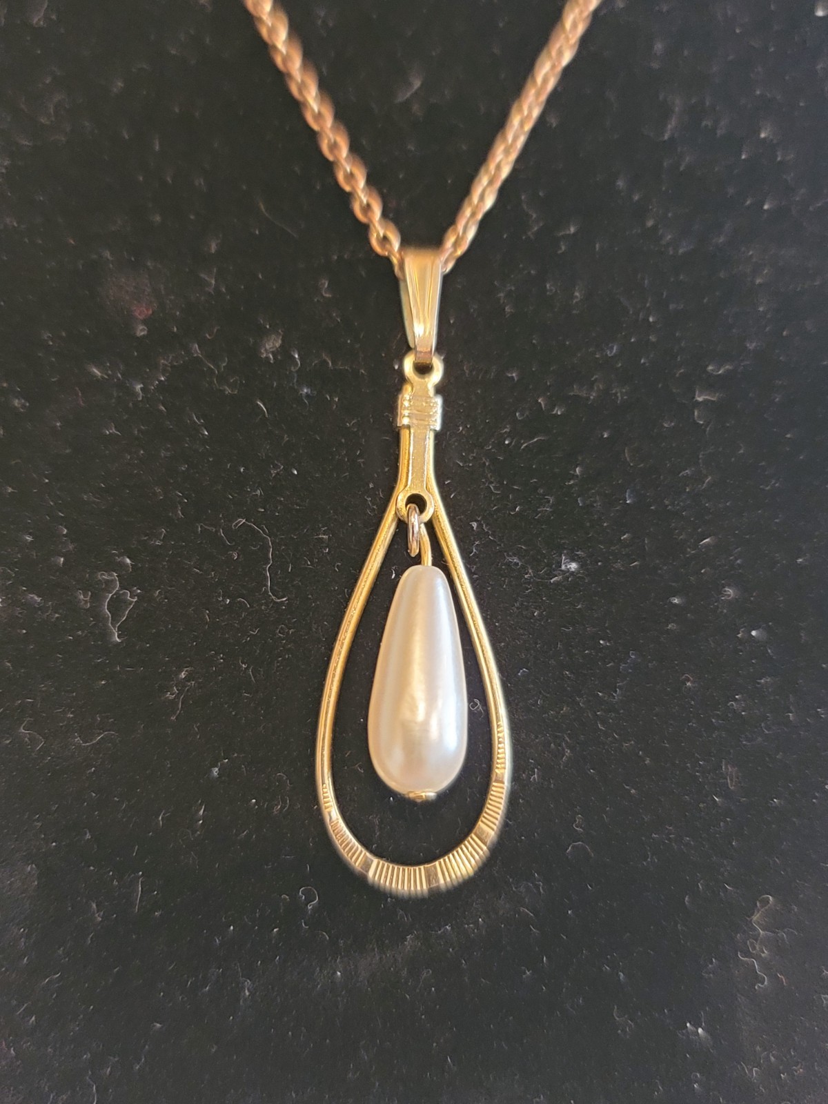 Vintage Gold Tone Faux Pearl Teardrop Pendant Necklace 18″ Costume Jewelry