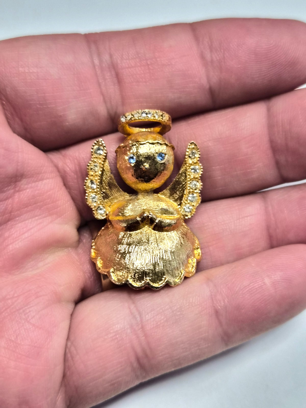 Vintage 70’s Signed Ultra Craft Gold Tone Angel Christmas Lapel Pin / Brooch
