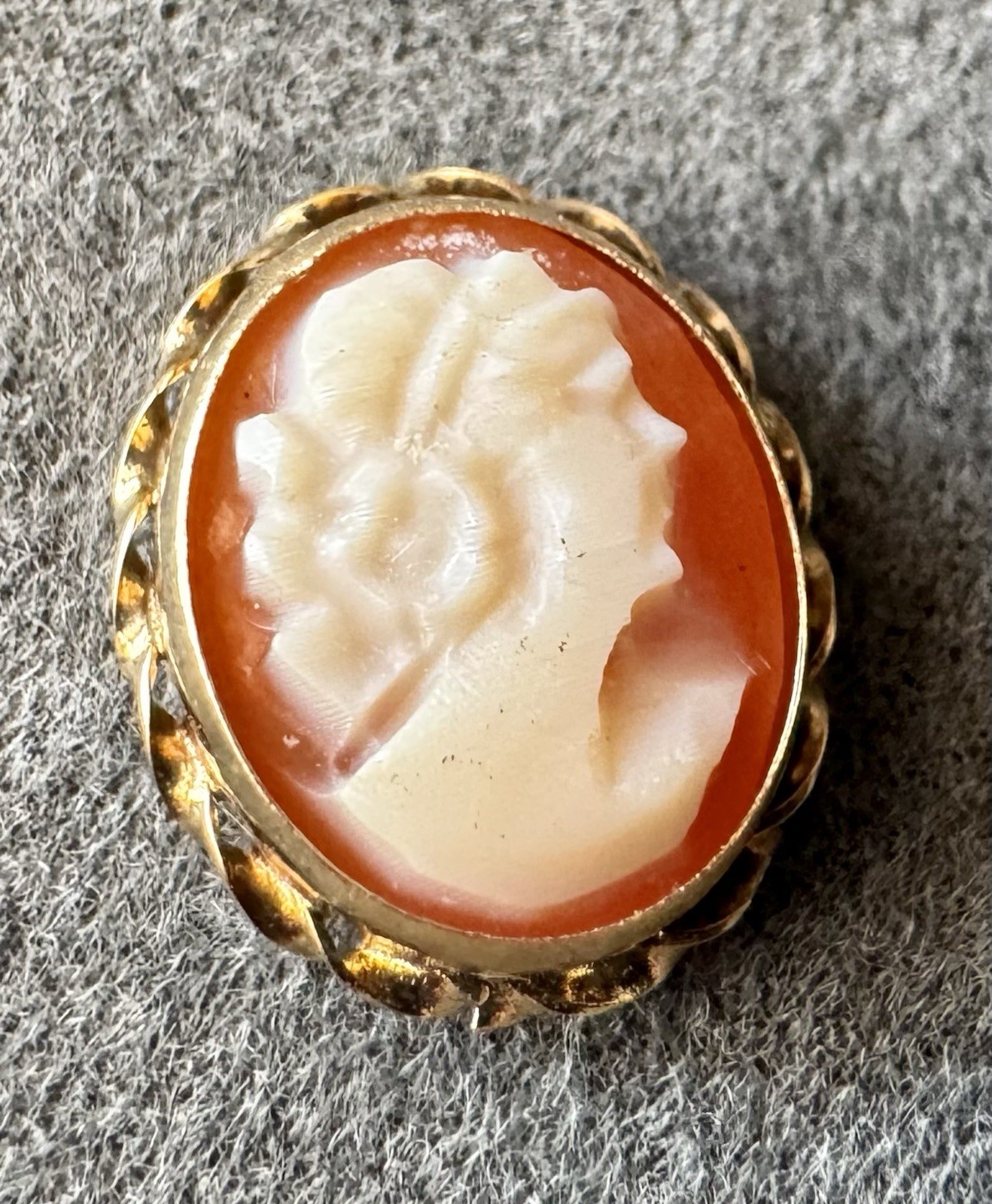 Vintage 14K Yellow Gold Italian Cameo Hand Carved Oval Stud Pierced Earrings