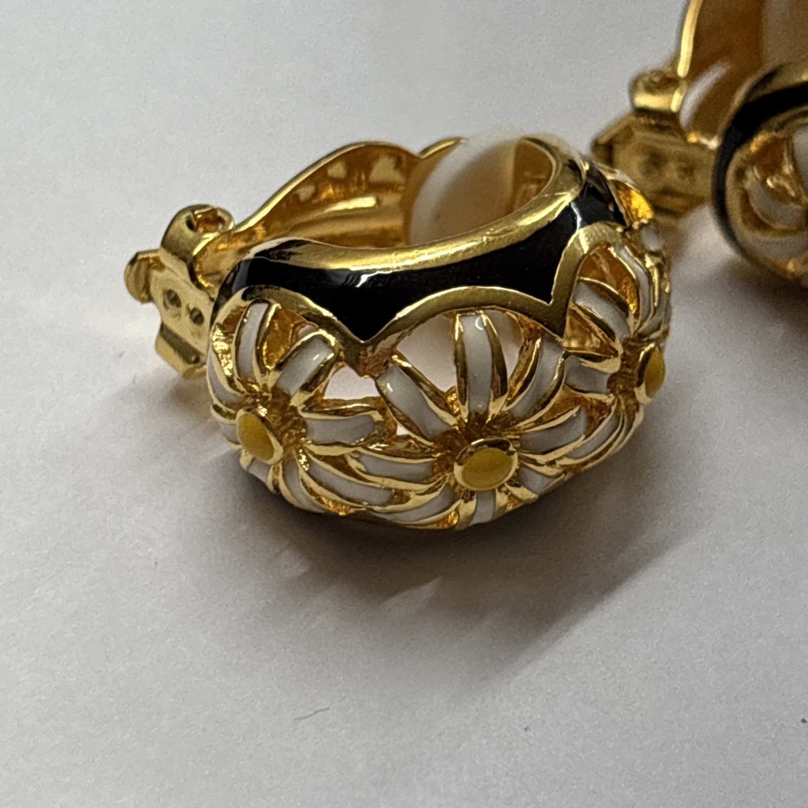JOAN RIVERS – EARRINGS CLIPS – GOLDTONE – ENAMEL – WHITE /YELLOW FLOWERS (C756)