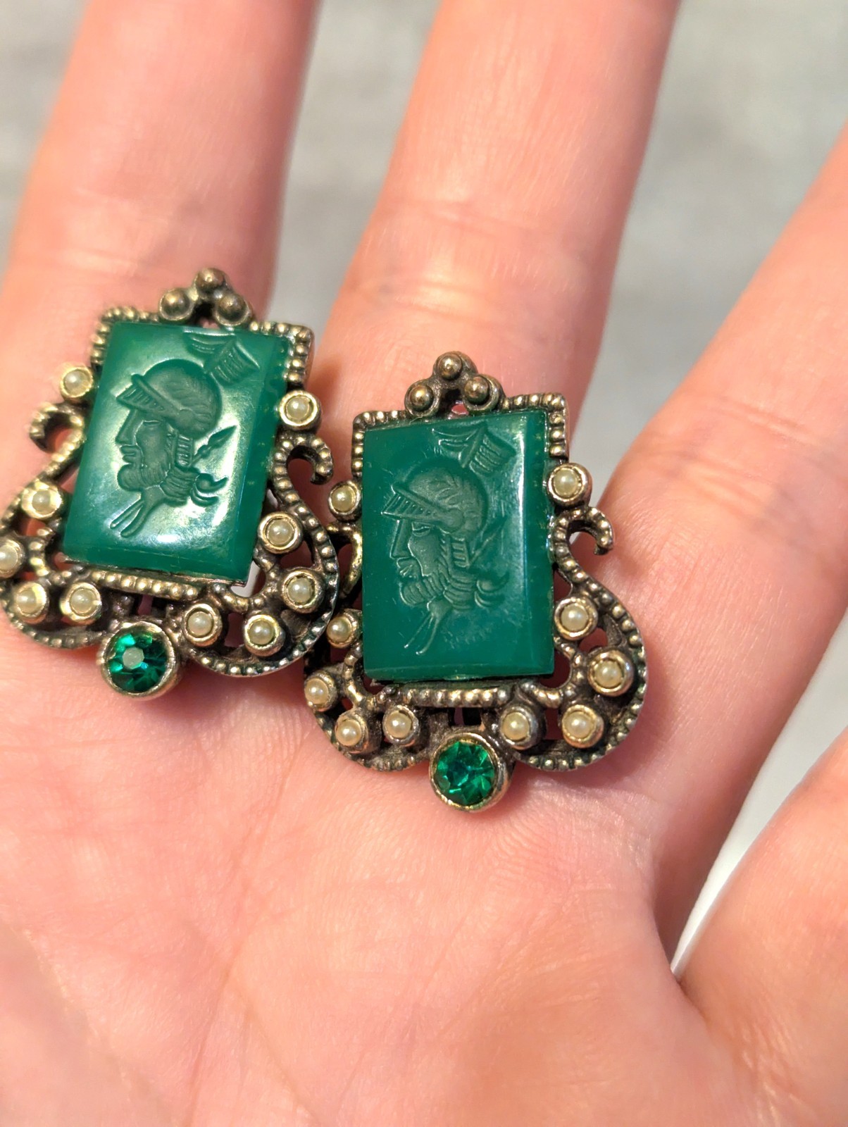 Vinatge Roman Intaglio Soldier Cameo Screwback Earrings Onyx Green