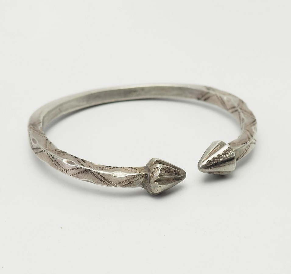 Heavy Caribbean ethnic traditional sterling silver cocoa pod signed bracelet