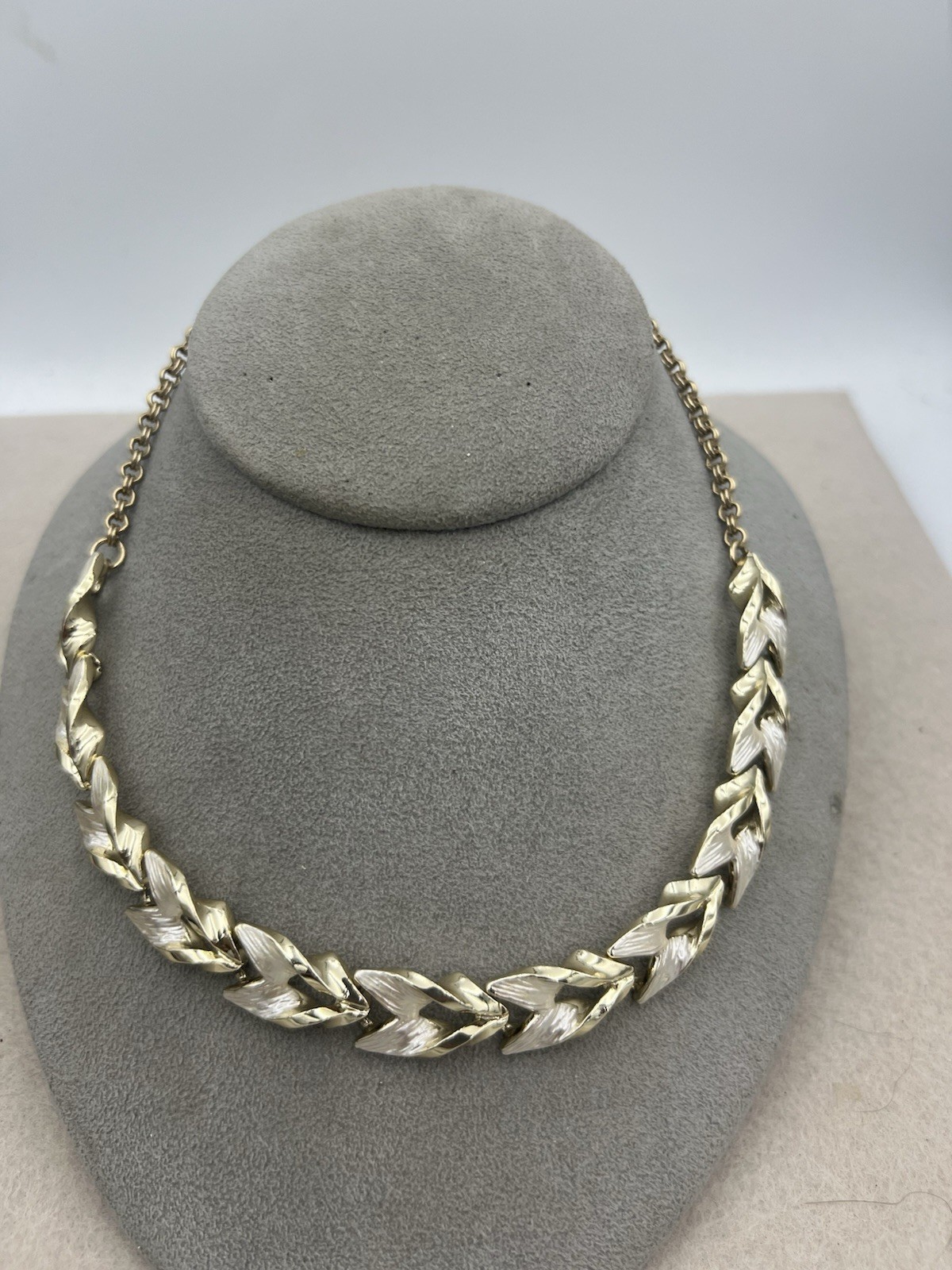 VINTAGE Gold and Silver Two-Tone Textured Articulated Leaf Link Choker Necklace
