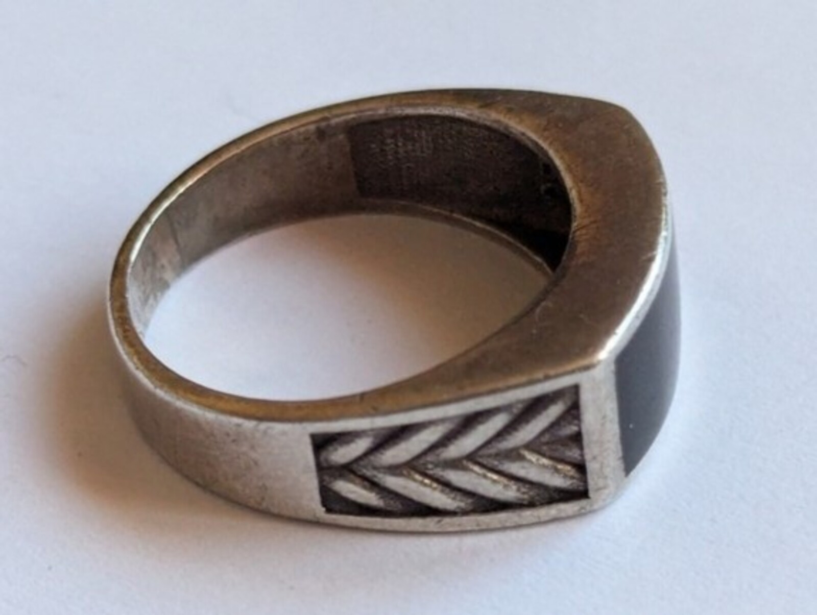 Vintage men’s ring sterling silver 925 Size 8.5 Weight 6 g. Black Onyx.