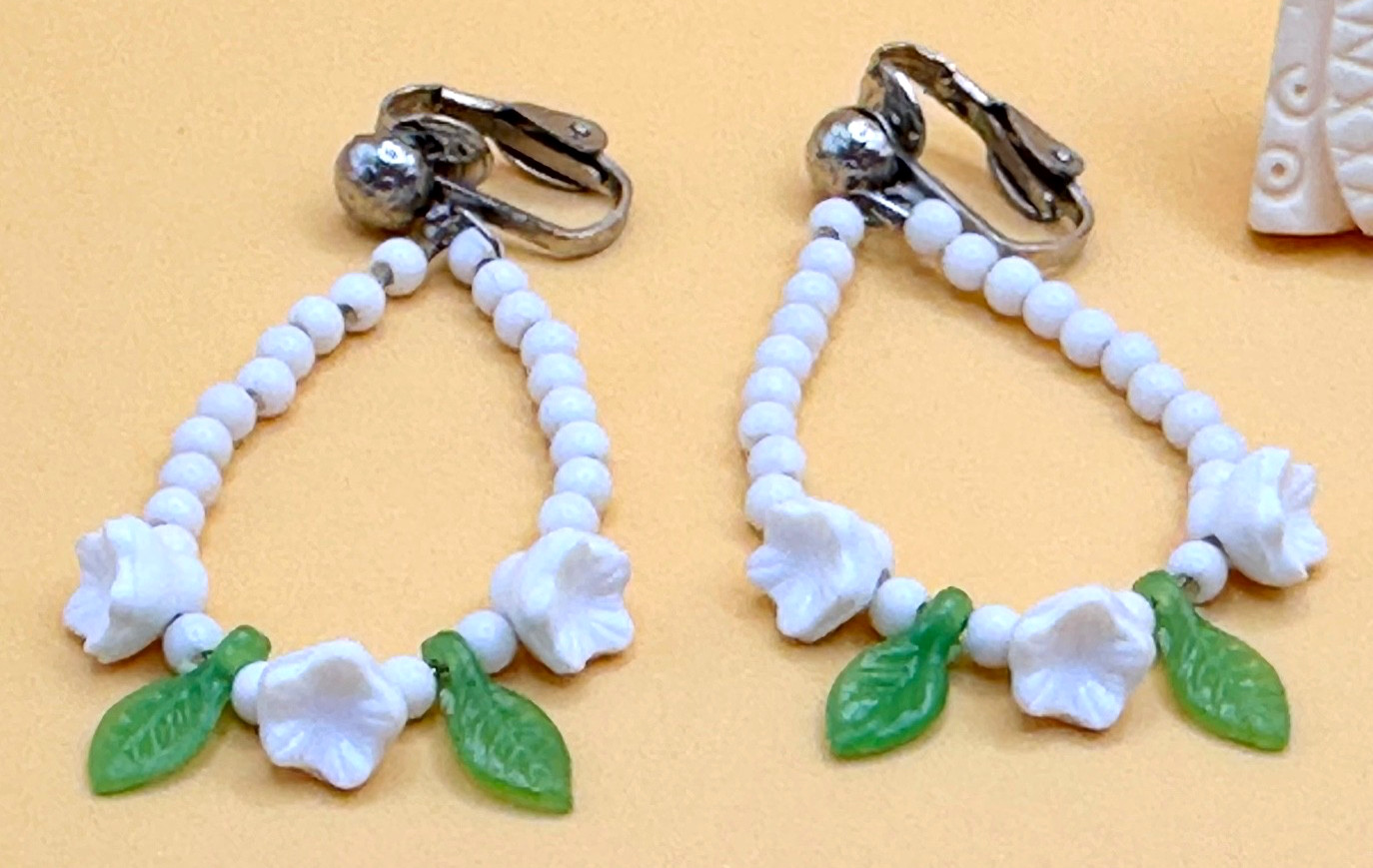 Made In Japan Carved & Hong Kong Acrylic Flowers Earrings VTG E-908