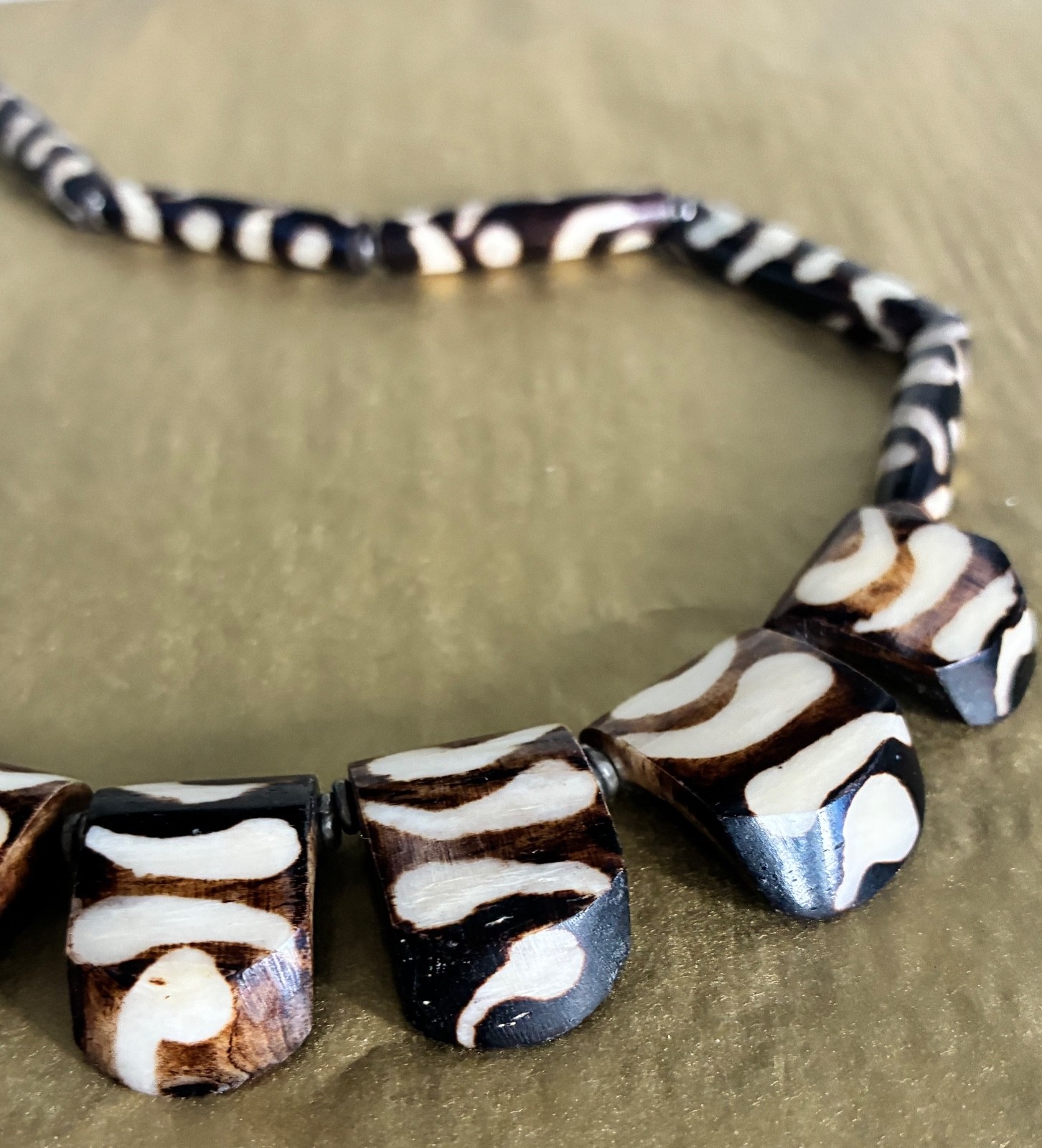 Vintage 1960s Brown & Cream African Batik Bone Beaded Necklace Tribal Ethnic 17″