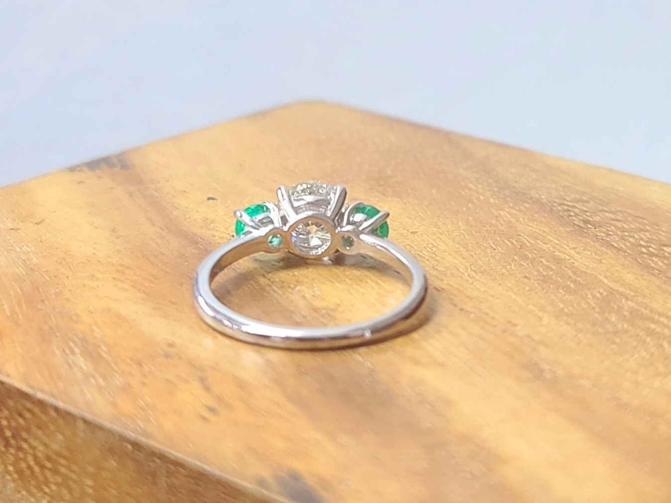 14K White Gold Engagement Ring 1.62CT.Natural Round Cut Diamond Green Emerald