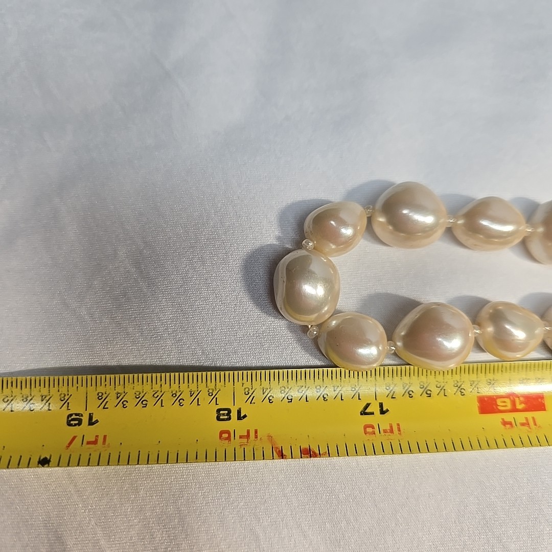 Vtg 1955-1969(C) Trifari Single Strand Pearl Gold Tone Spring Clasped Necklace