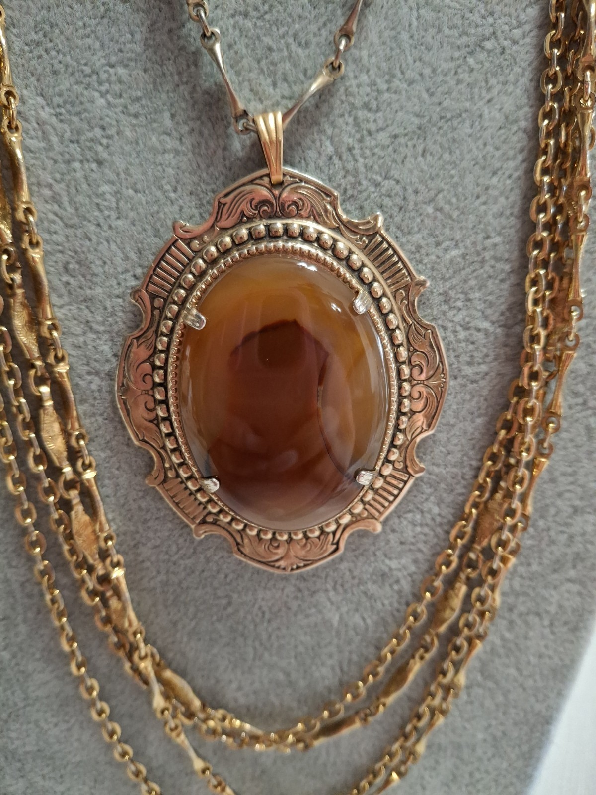 Vtg Striking Large Agate Pendant Filigree & 2 Necklaces Yellow Gold Textured Set