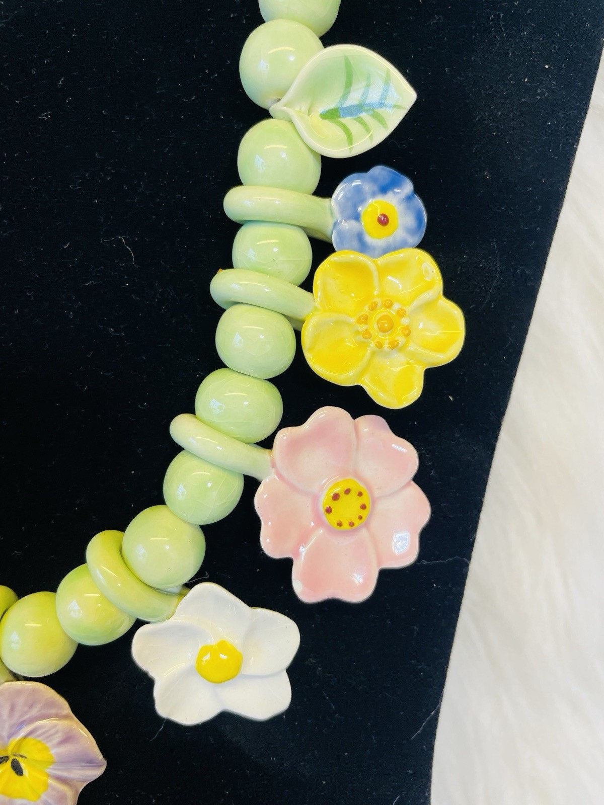 VINTAGE Flying Colors 80-90”s NECKLACE Flowers Pansy Leaves Colorful