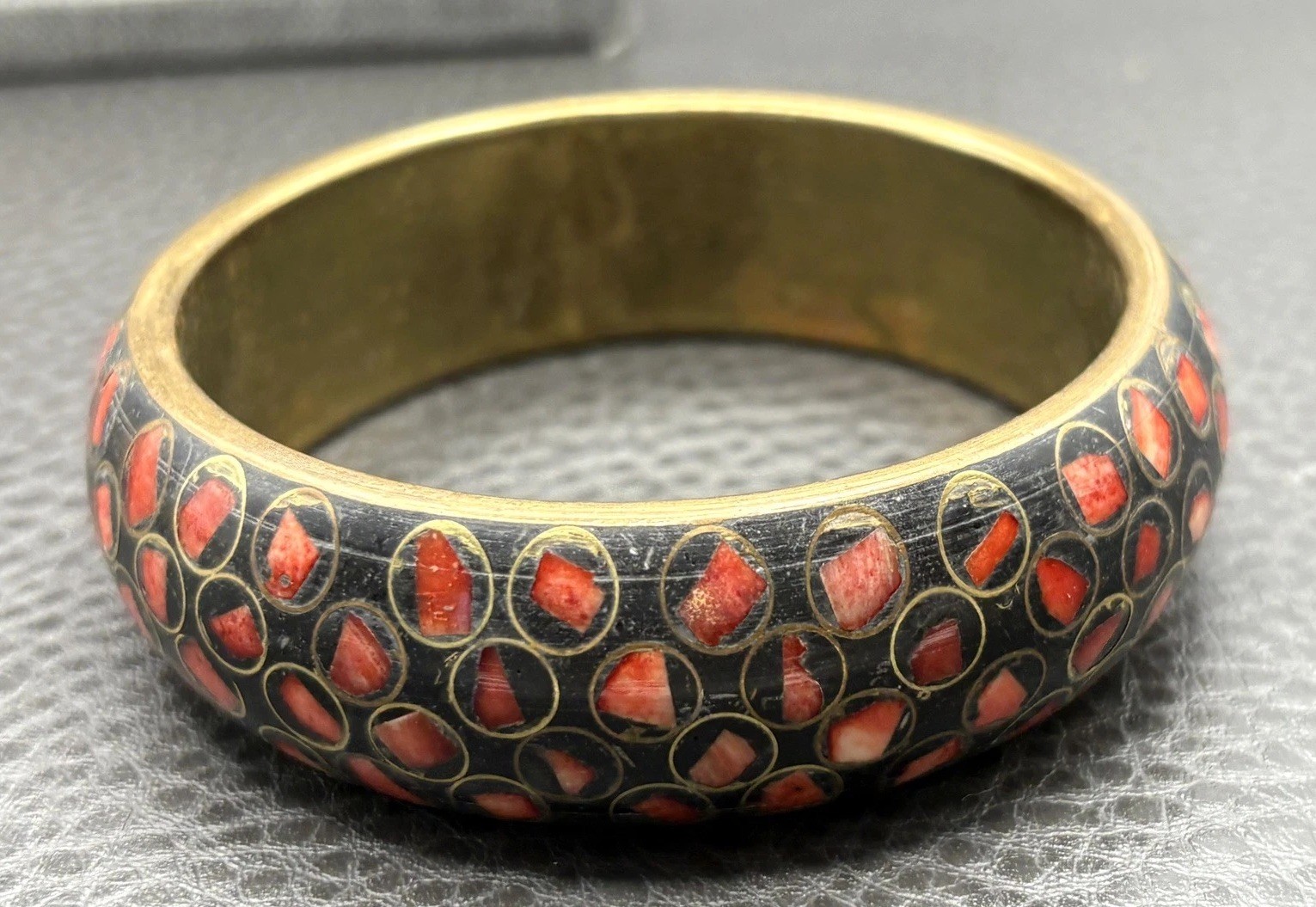 VTG Ethnic Brass Tone Black Red Coral Chip Circles Bangle Boho Bracelet 8.25”