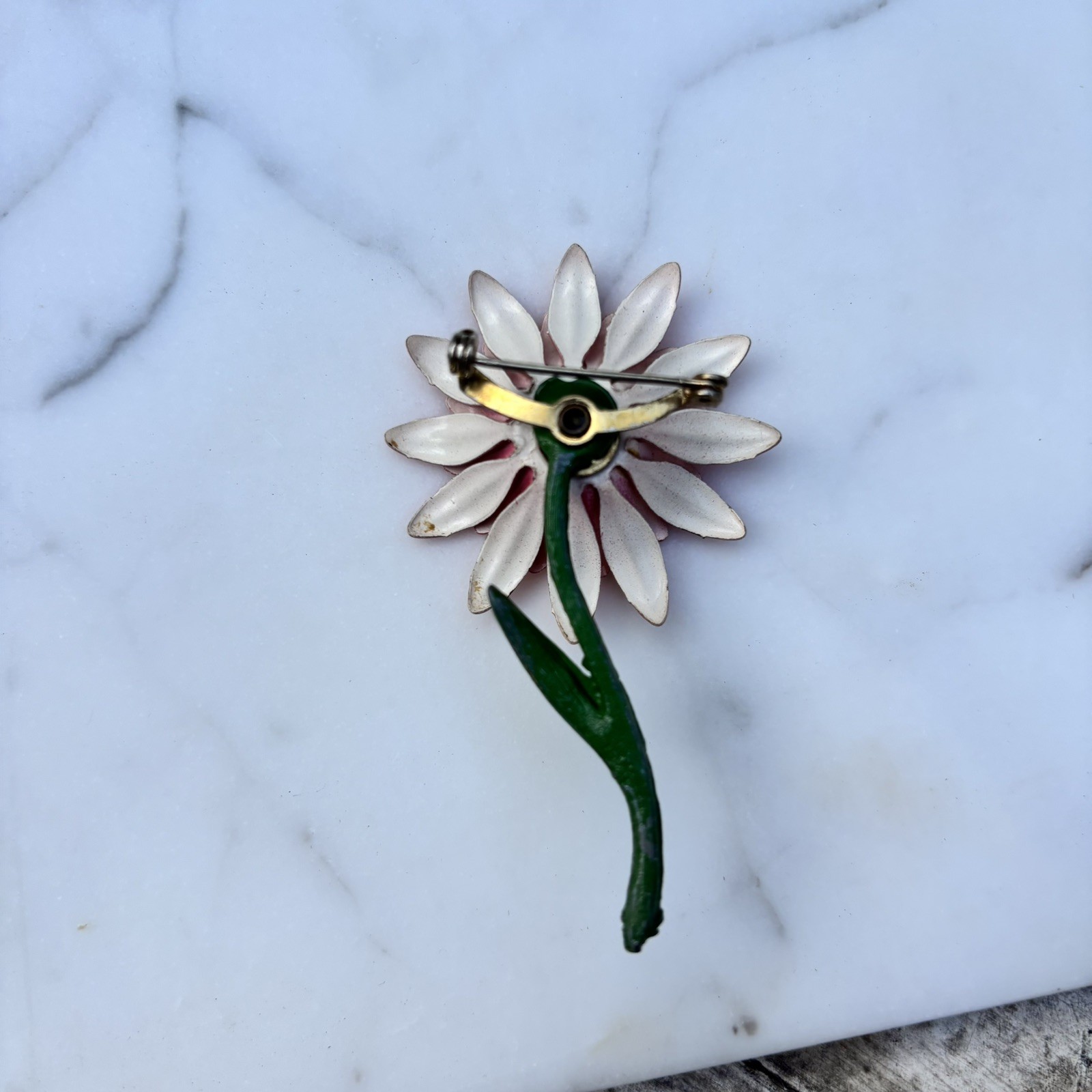 PRETTY IN PINK VINTAGE 60s ENAMEL FLOWER DAISY ON STEM METAL BROOCH ✨