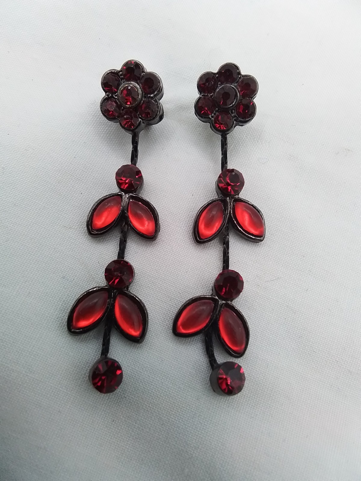 2″ RED CRYSTAL BLACK ALLOY VTG ESTATE DANGLE DAINTY FLOWER VINE PIERCED EARRINGS