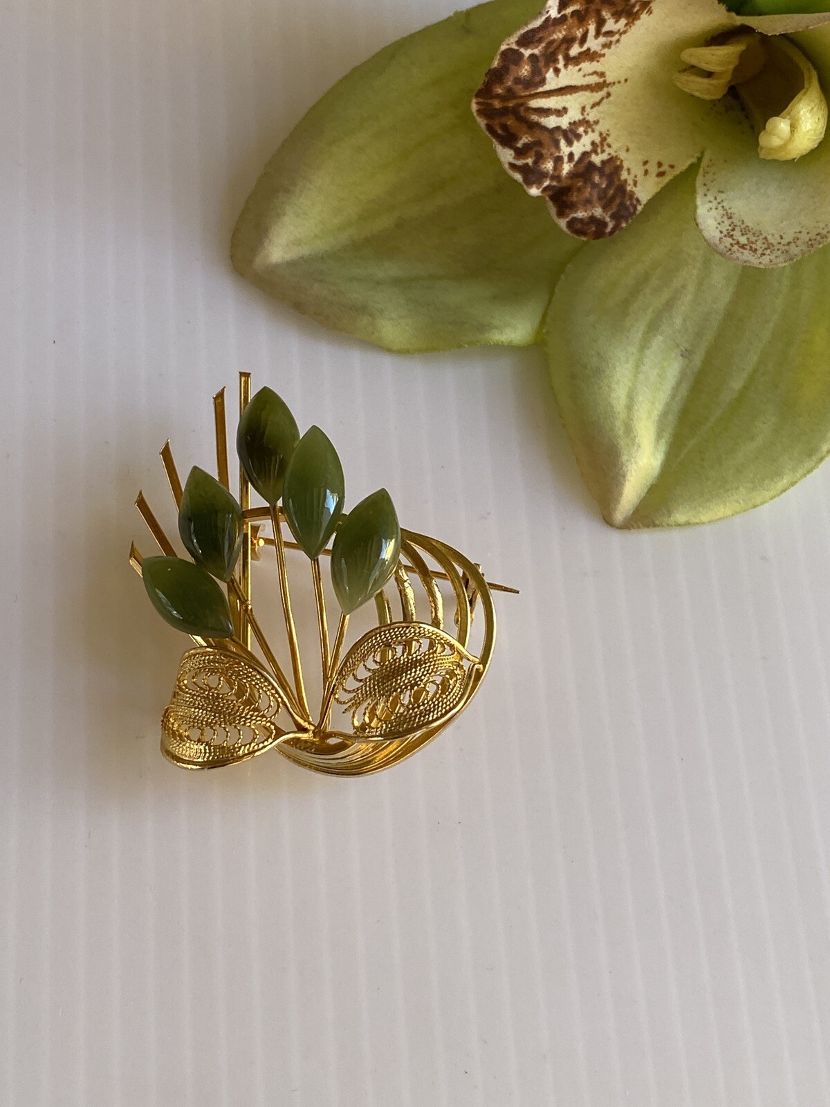 VINTAGE Jade Filigree Brooch Pin Gold Tone Bouquet China Gem Corporation Taiwan