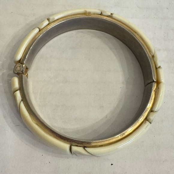 Vintage Lucite Bangle Bracelet 1950s Hinged Clamper MCM 60s Cream Gold Jewelry