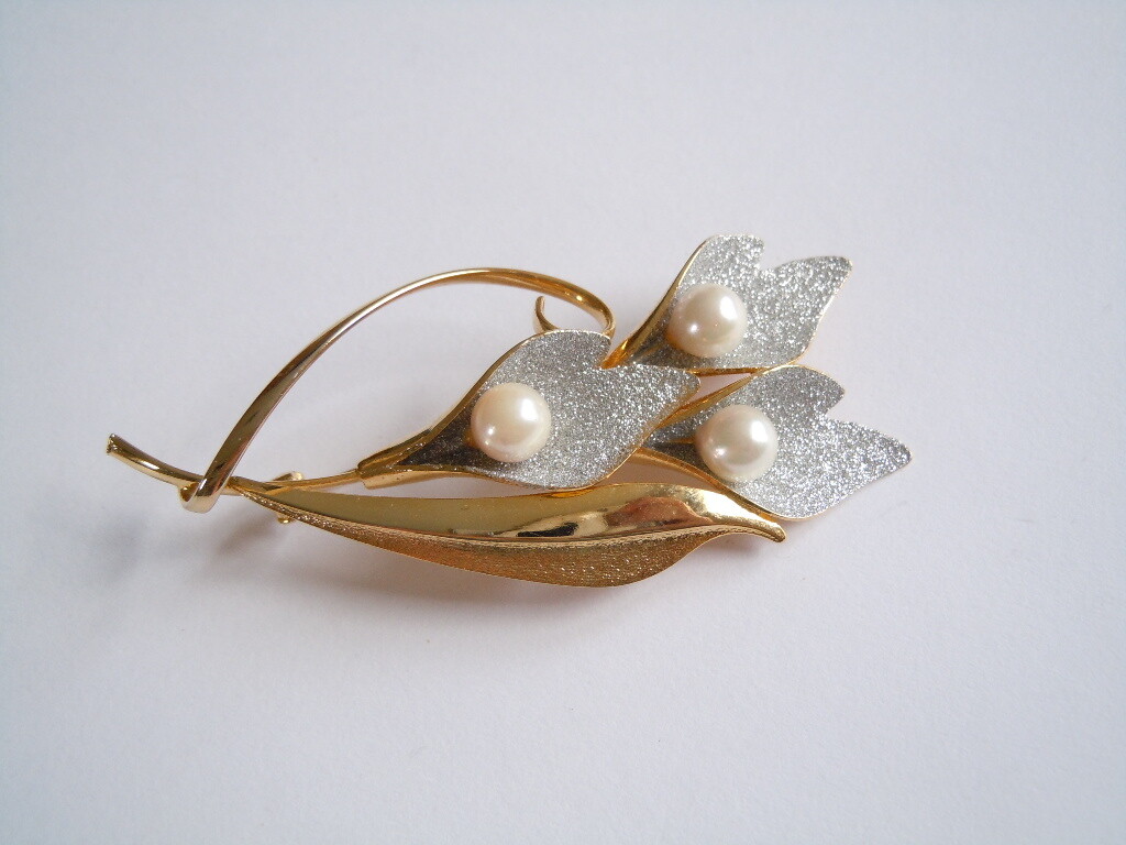 Vintage Brooch Kunst Pearl Gold Tone Flower 9.7 G / 7.2 X 3.1 Cm