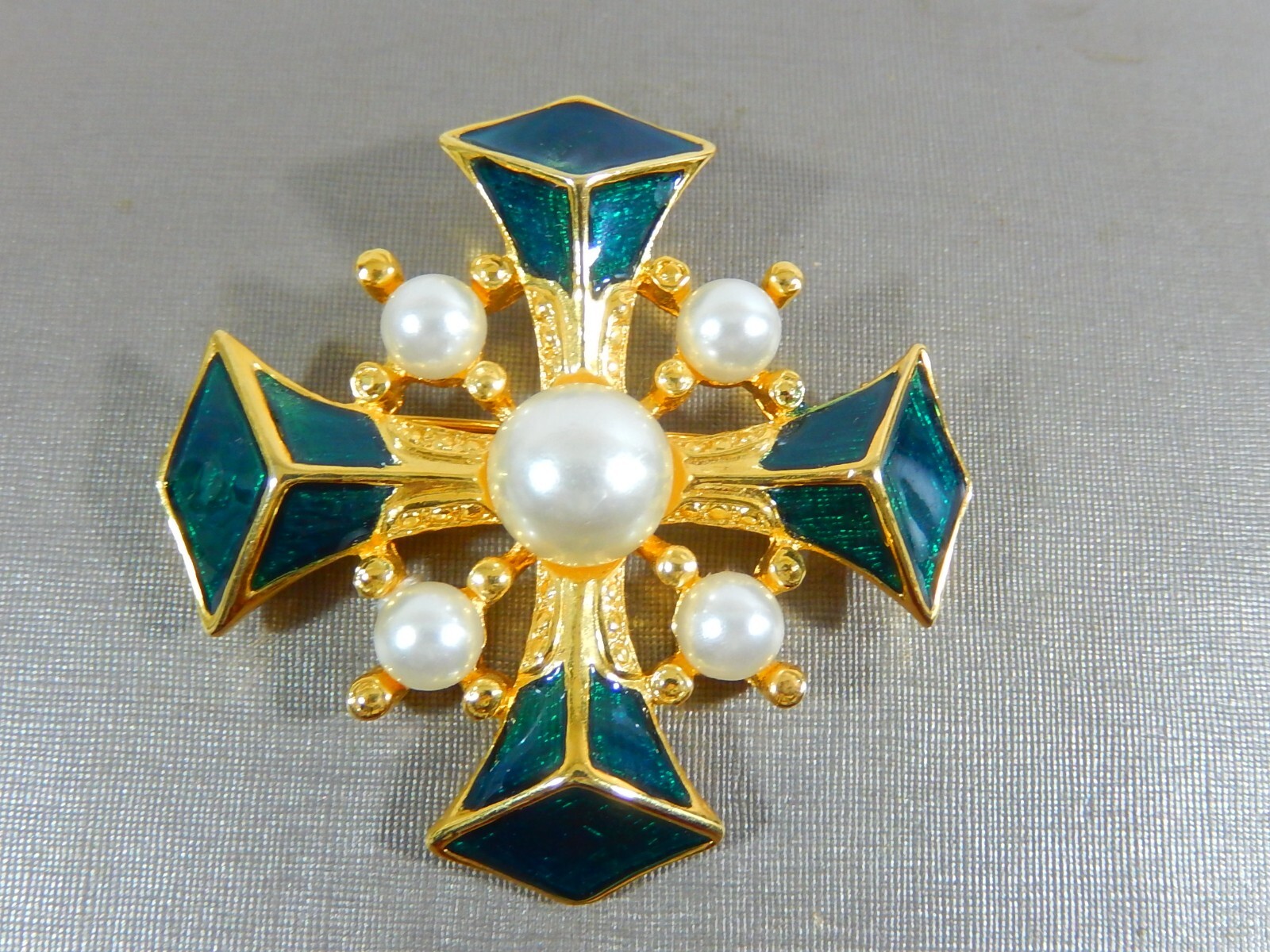 VTG MALTESE CROSS IRON CROSS GLAZE ENAMEL FAUX PEARL GOLD TONE BROOCH MINTY!