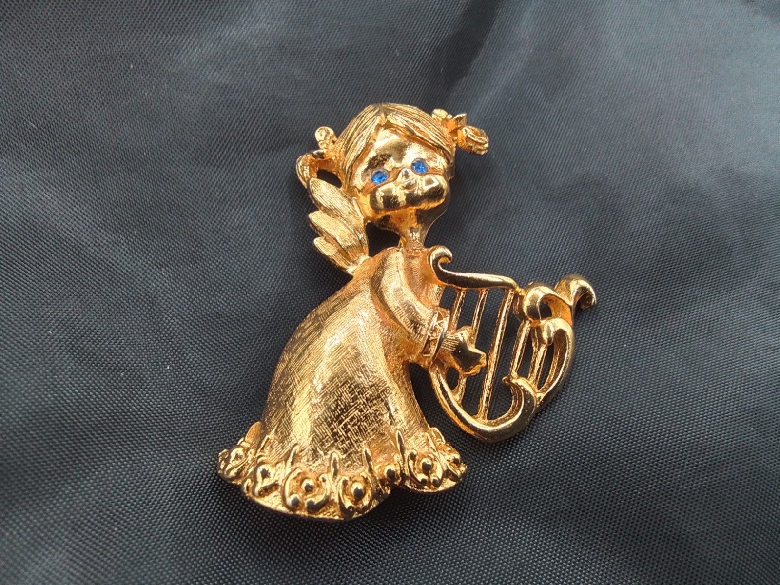 GERRY’S DESIGNER SIGNED BLUE CRYSTAL EYES ANGEL MYSTICAL CREATURE HARP PLAYER