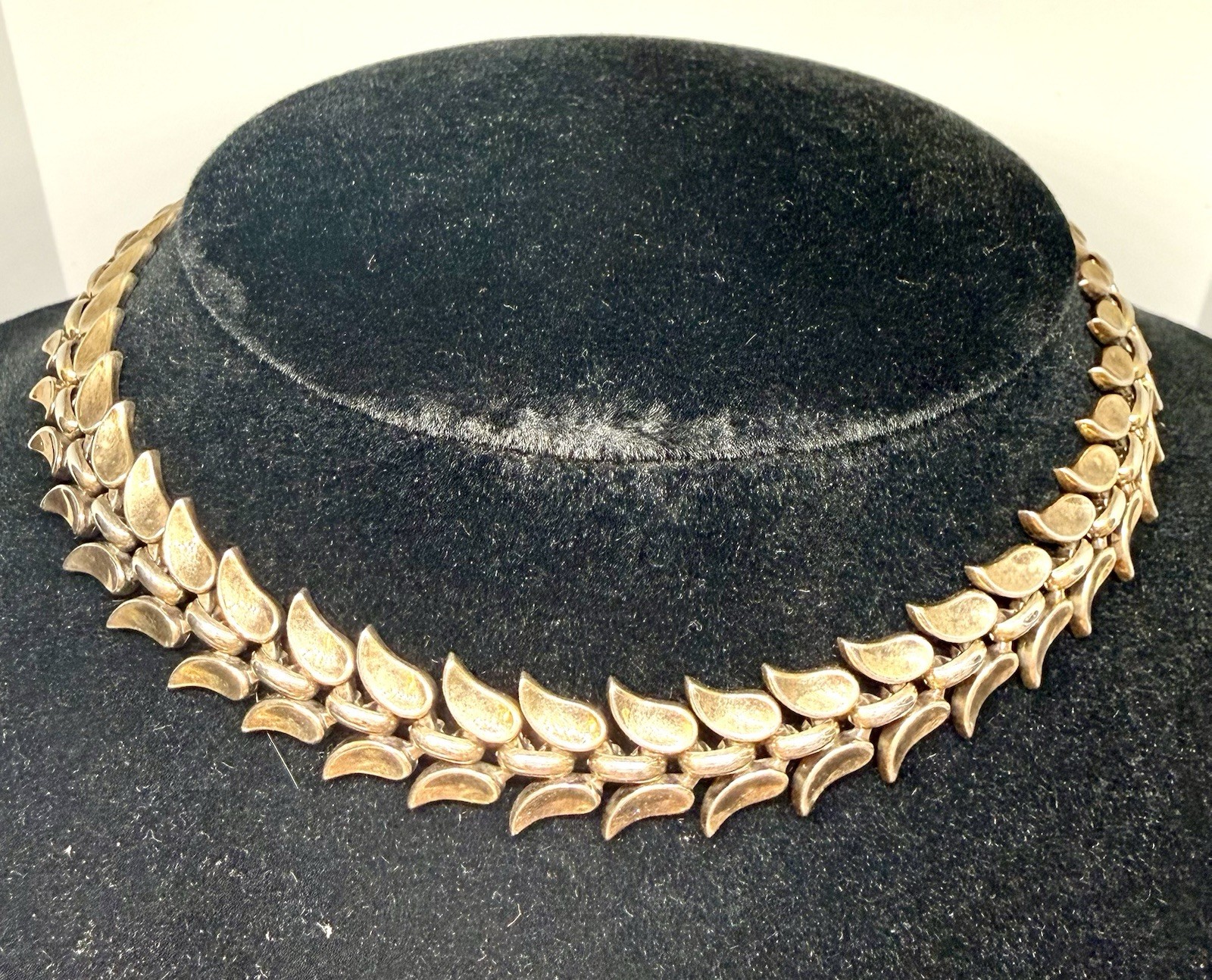 Vintage Signed Trifari Gold Tone Modernist Leaf Link Choker Necklace Mid Century