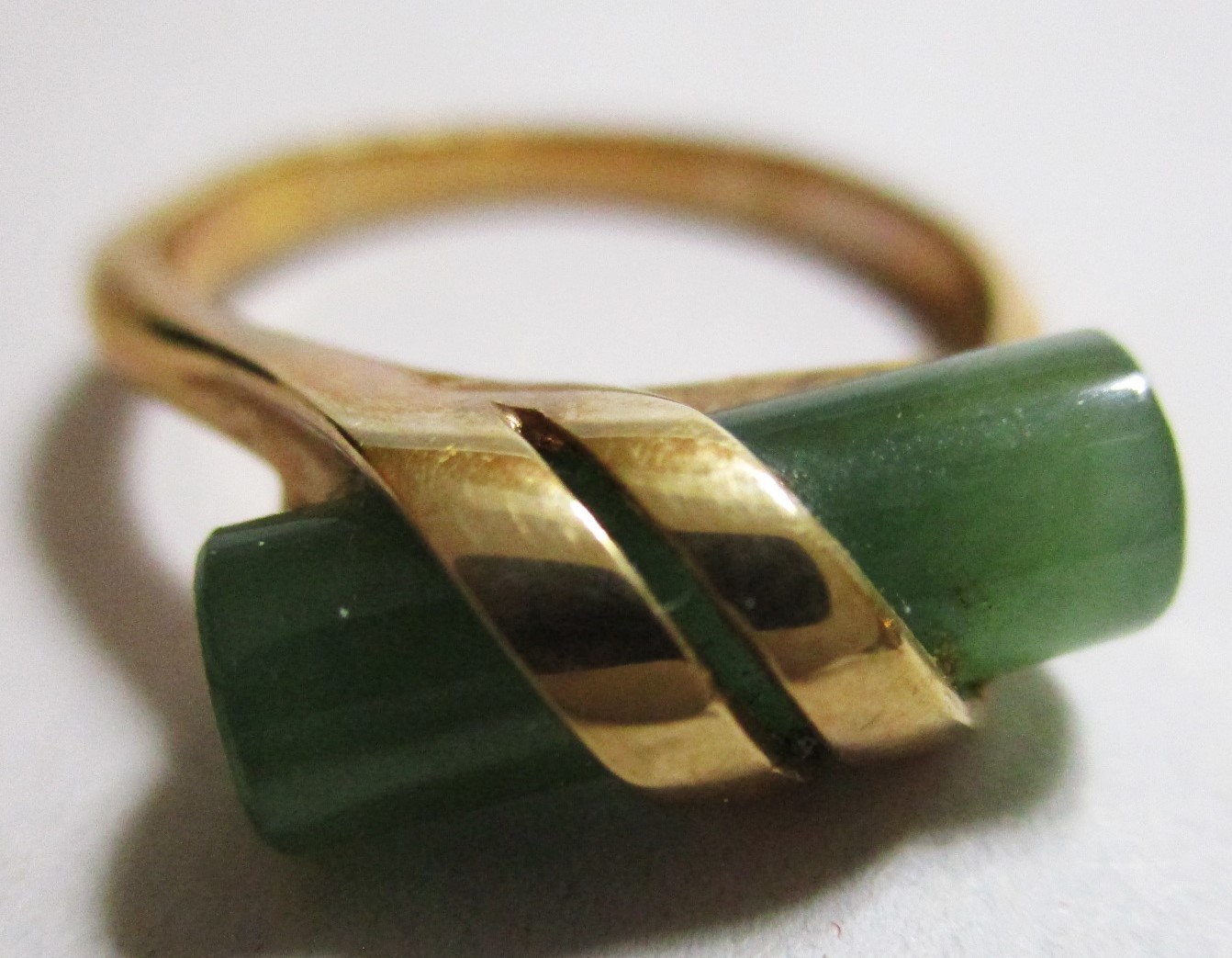 VINTAGE 1970s AVON CAPTURED JADE RING, GOLDTONE, JEPHRITE JADE CYLINDER, SZ 7