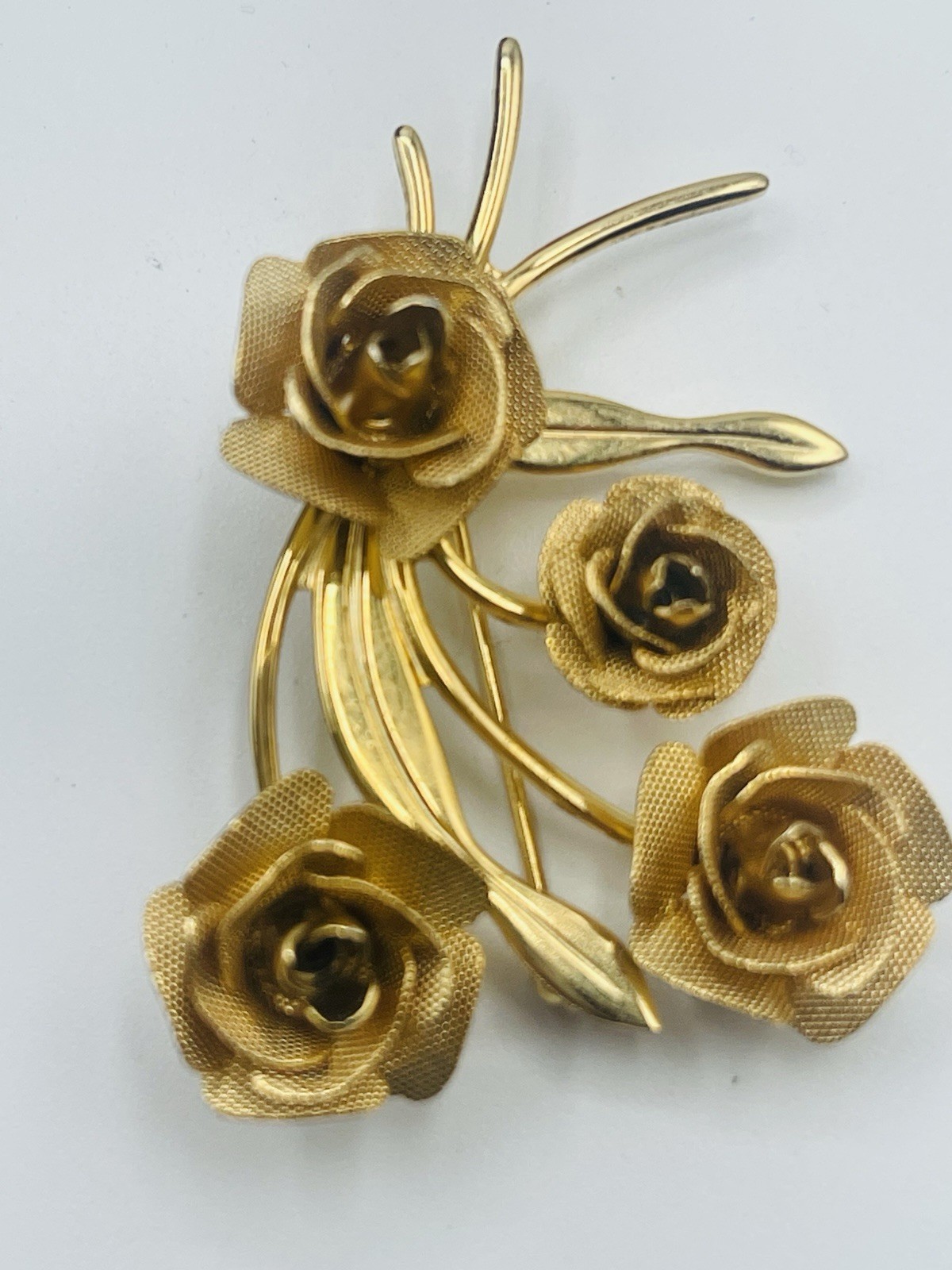Vtg Unsigned Gold Tone plated? Brooch With 4 Roses in a Bouquet Style Setting.