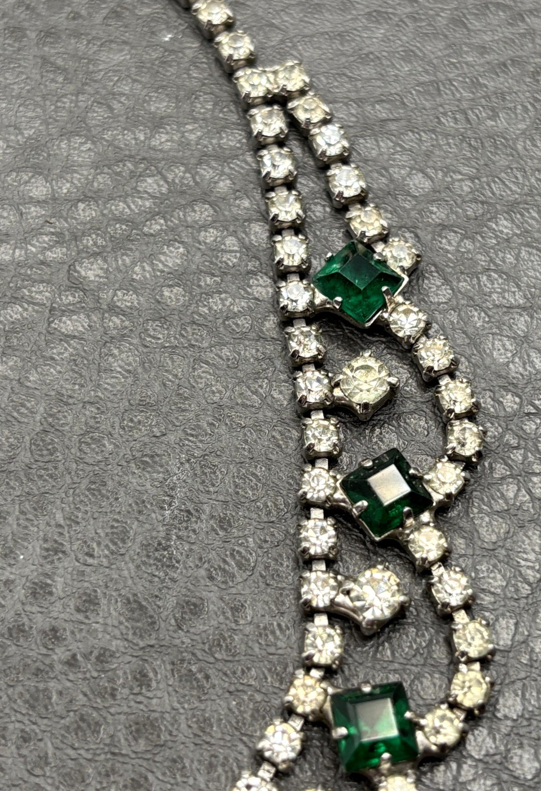 Vintage Art Deco Green Faux Emerald Crystal Rhinestone Bib Necklace Scalloped