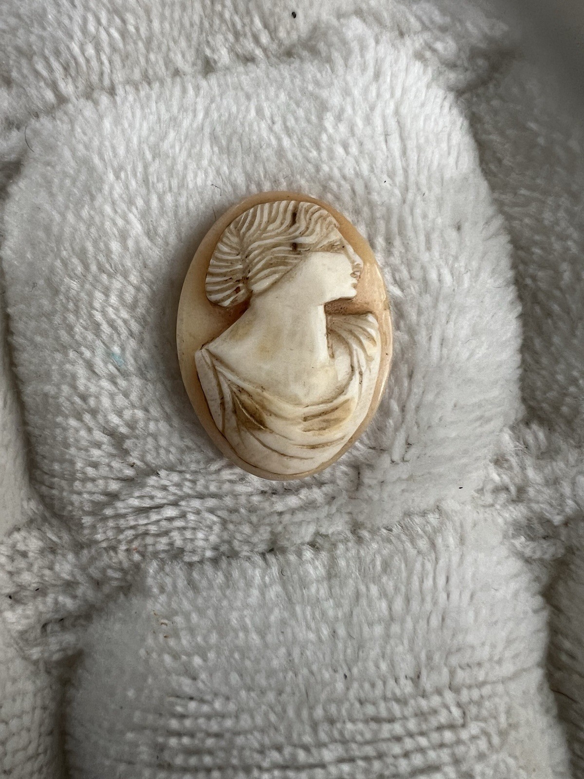 vintage unmounted oval Profile cameo features a hand-carved shell