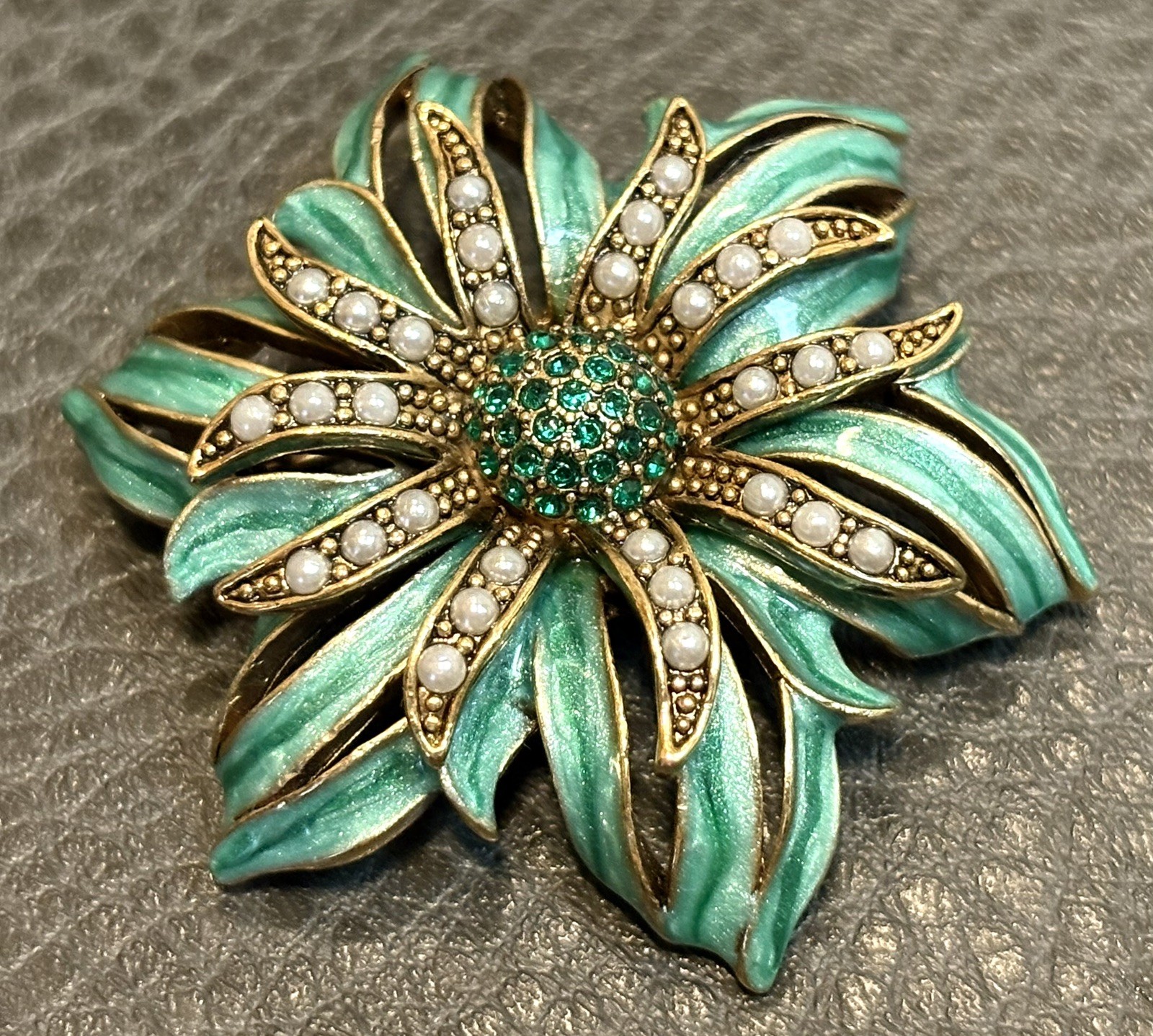 HIGH END Unsigned GORGEOUS Green ENAMEL CRYSTAL FAUX SEED PEARL FLOWER BROOCH