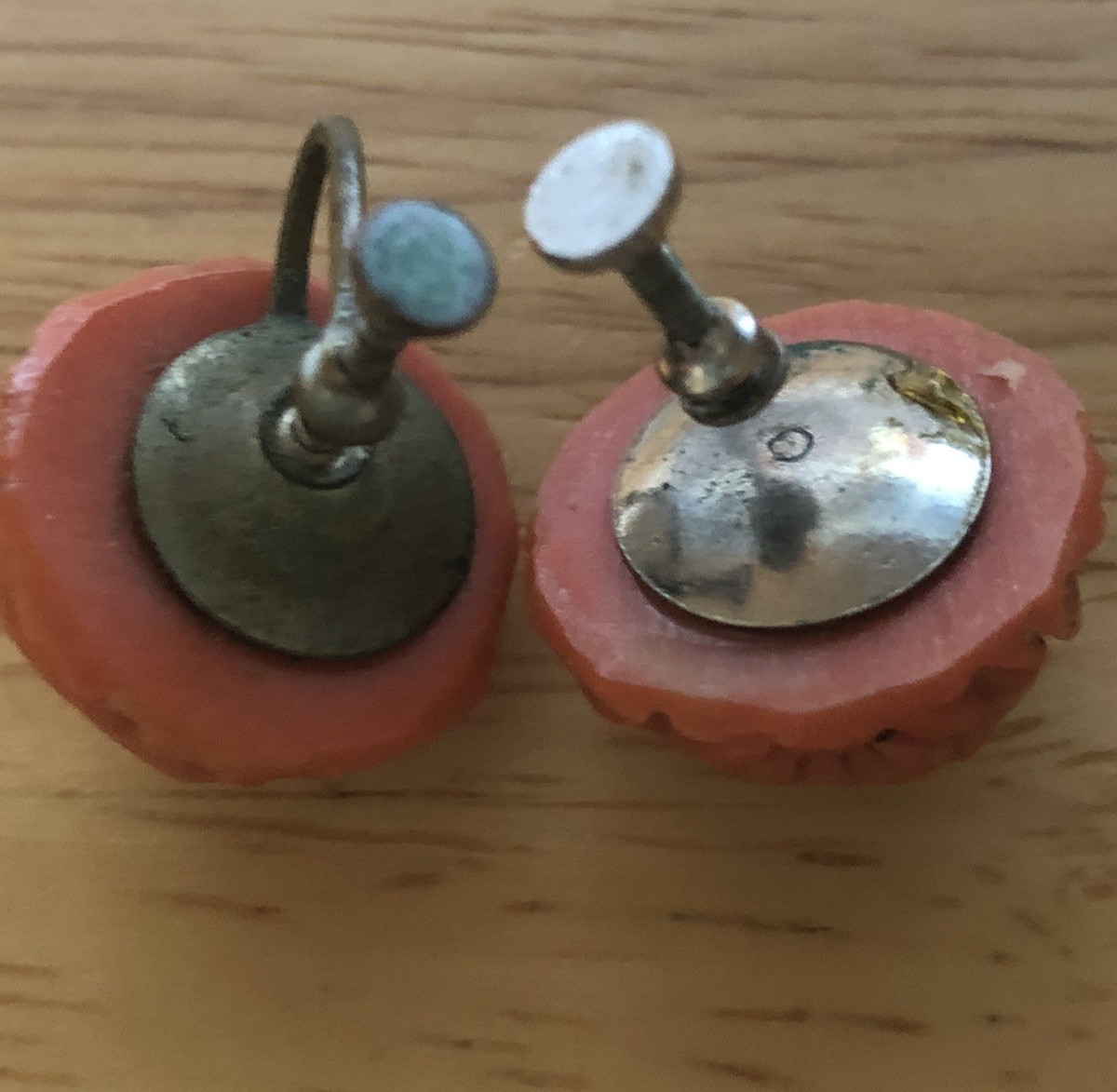 VTG. CELLULOID ?? ROSE FLOWER SCREWBACK EARRINGS .75″ READ!!
