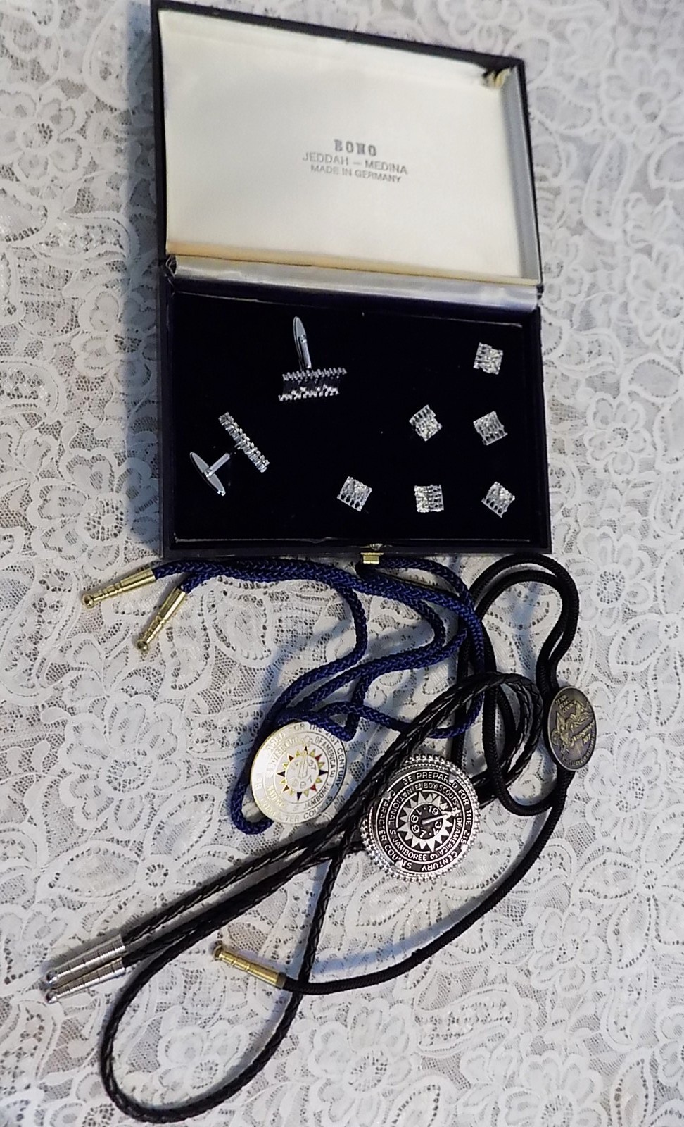 LARGE VINTAGE LOT MEN’S WOMEN’S ACCESSORIES & JEWELRY BOLO TIES EARRINGS++