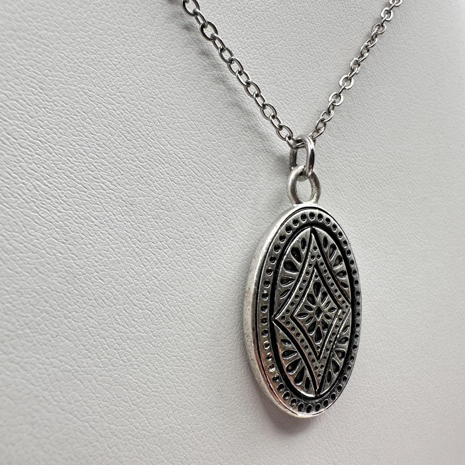 Vintage 90s Silver-Tone Geometric Oval Pendant Necklace Boho Etched Jewelry