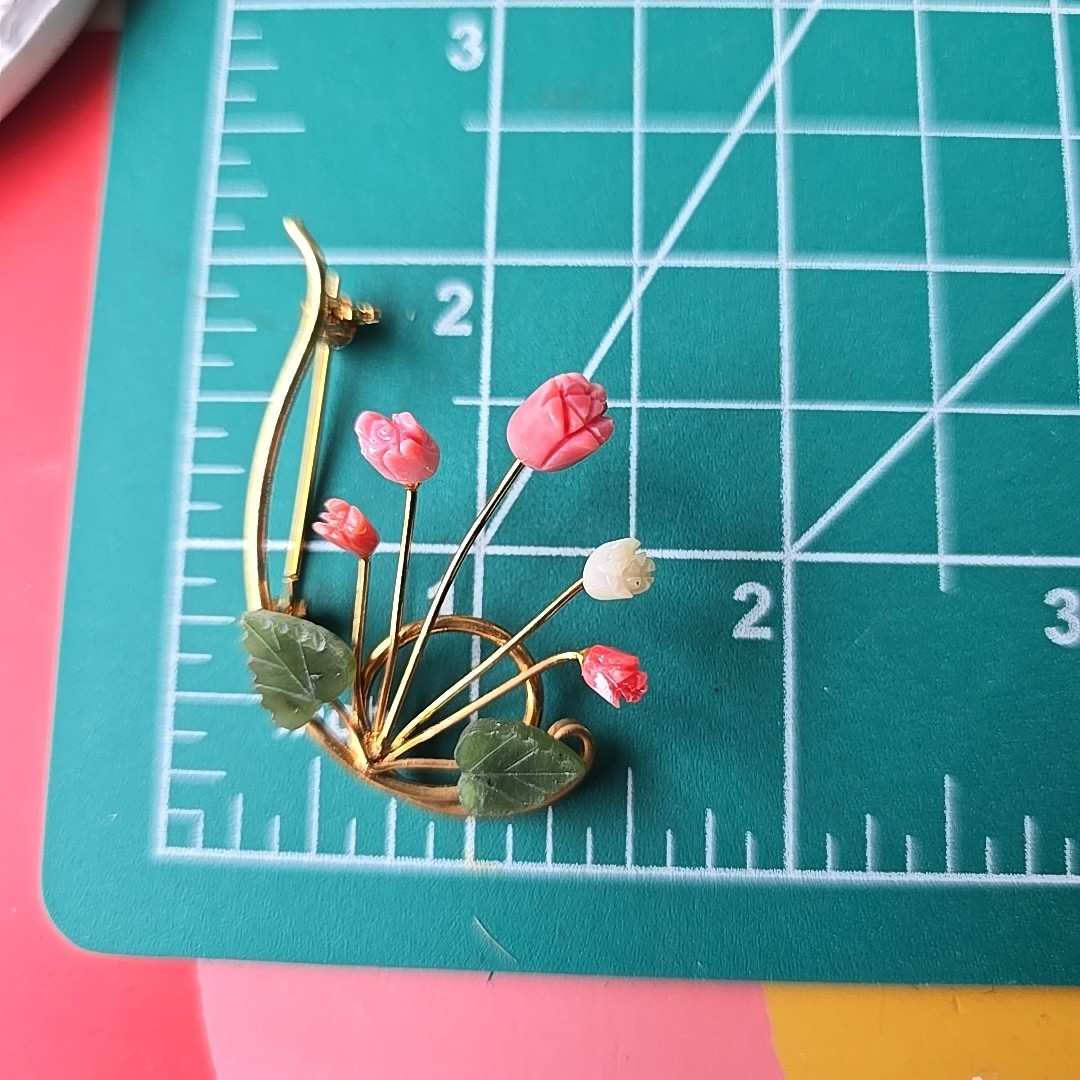 Vintage 80s Gold Tone Carved Coral Jade Floral Pin Brooch