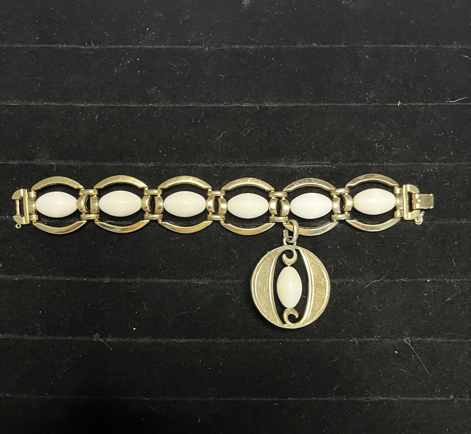 Vintage MONET White Thermoset Round Link Chunky Bracelet Goldtone 8”