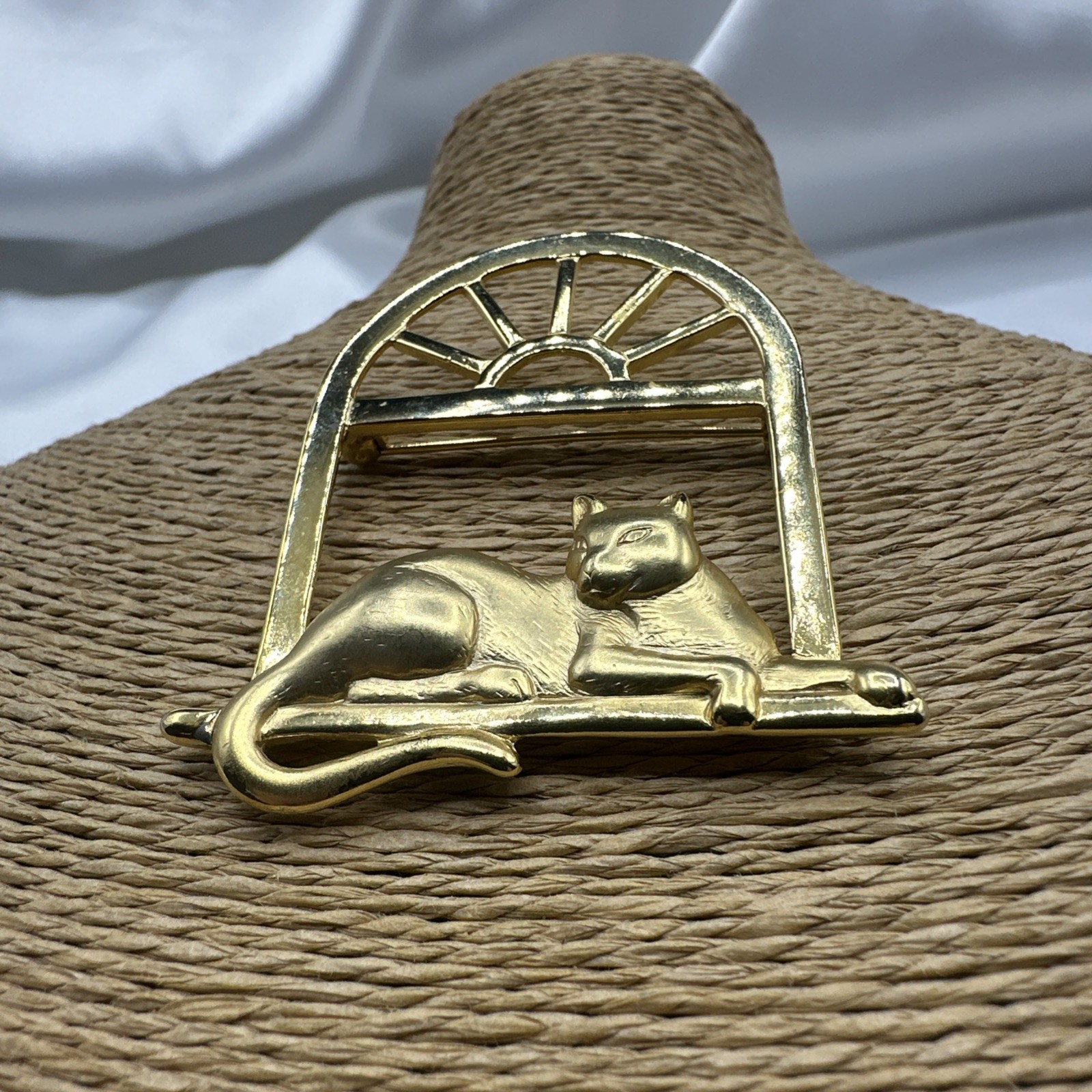 Vintage JJ CAT ON THE WINDOW gold toned brooch. See pics. Signed.