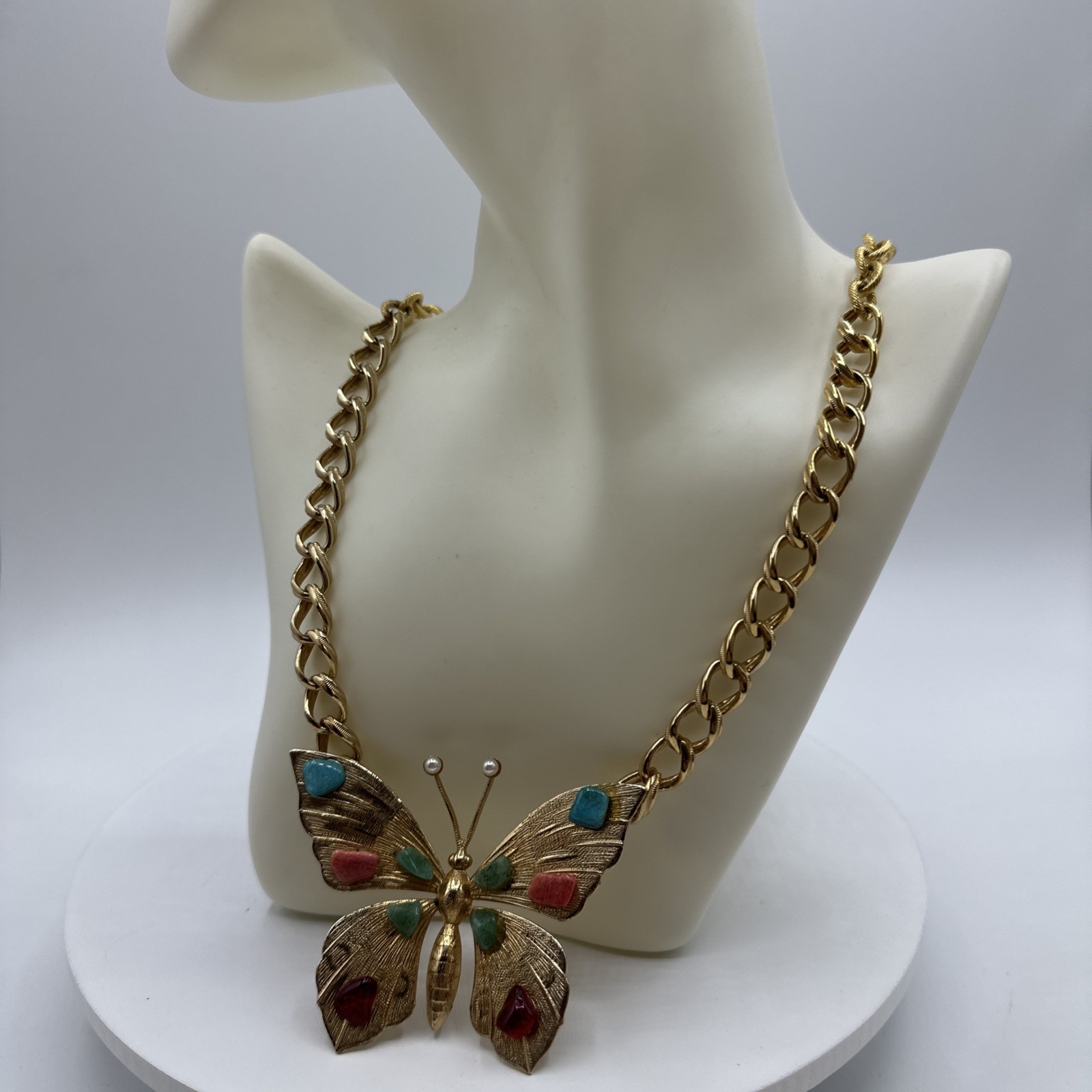 Vintage Focal Point Butterfly w/MultiStones Gold Toned Necklace. See pics.