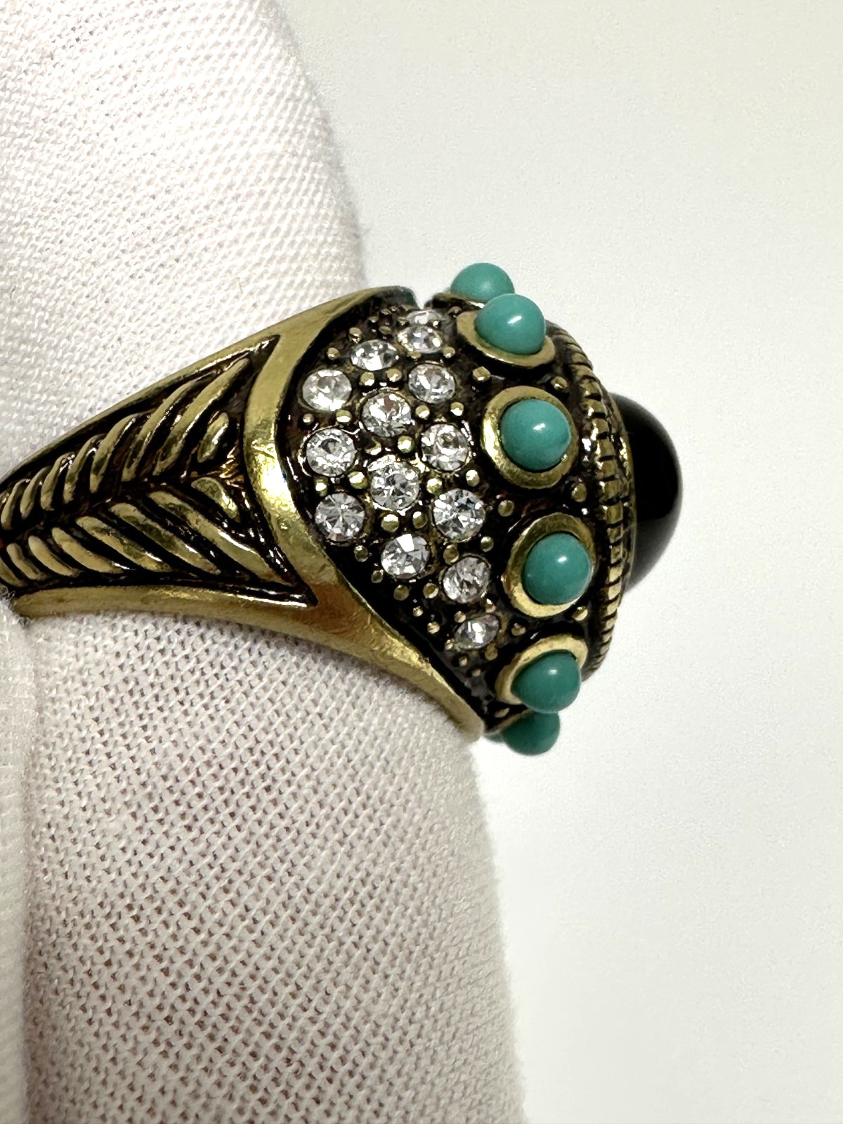 VINTAGE HEIDI DAUS BLACK, RHINESTONE, LIGHT BLUE ACCENTED SIZE 7.5 RING N223