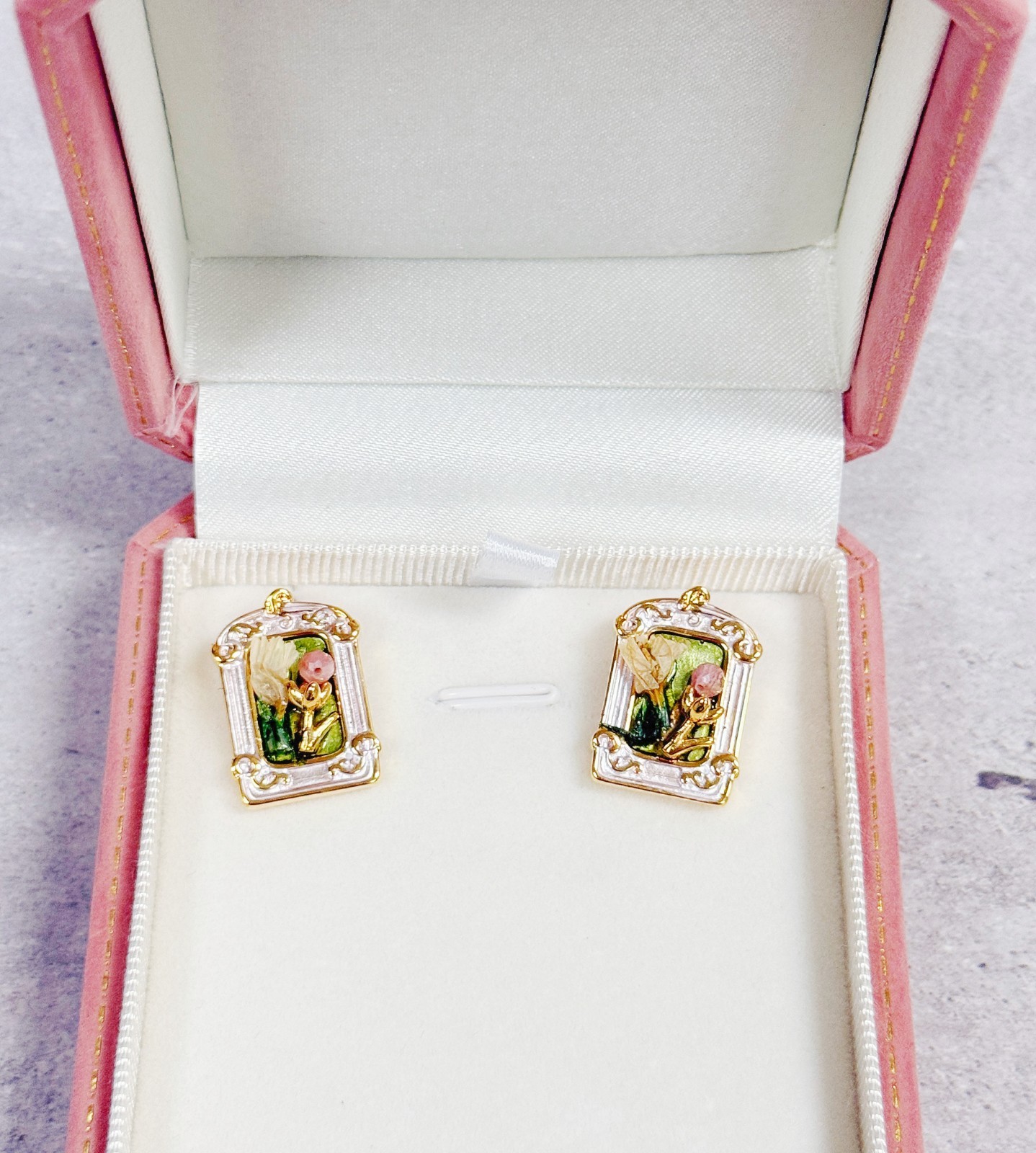 Vintage Floral Earrings, Flower stud earrings, gold stud earring, Frame earrings