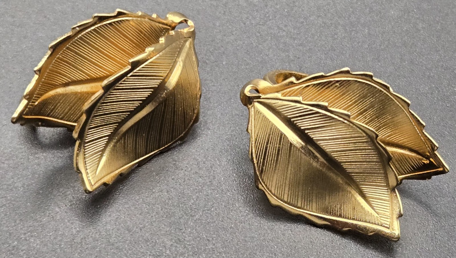 Classic 1960s Vintage Unmarked Gold Tone Double Leaf Earrings Clip On
