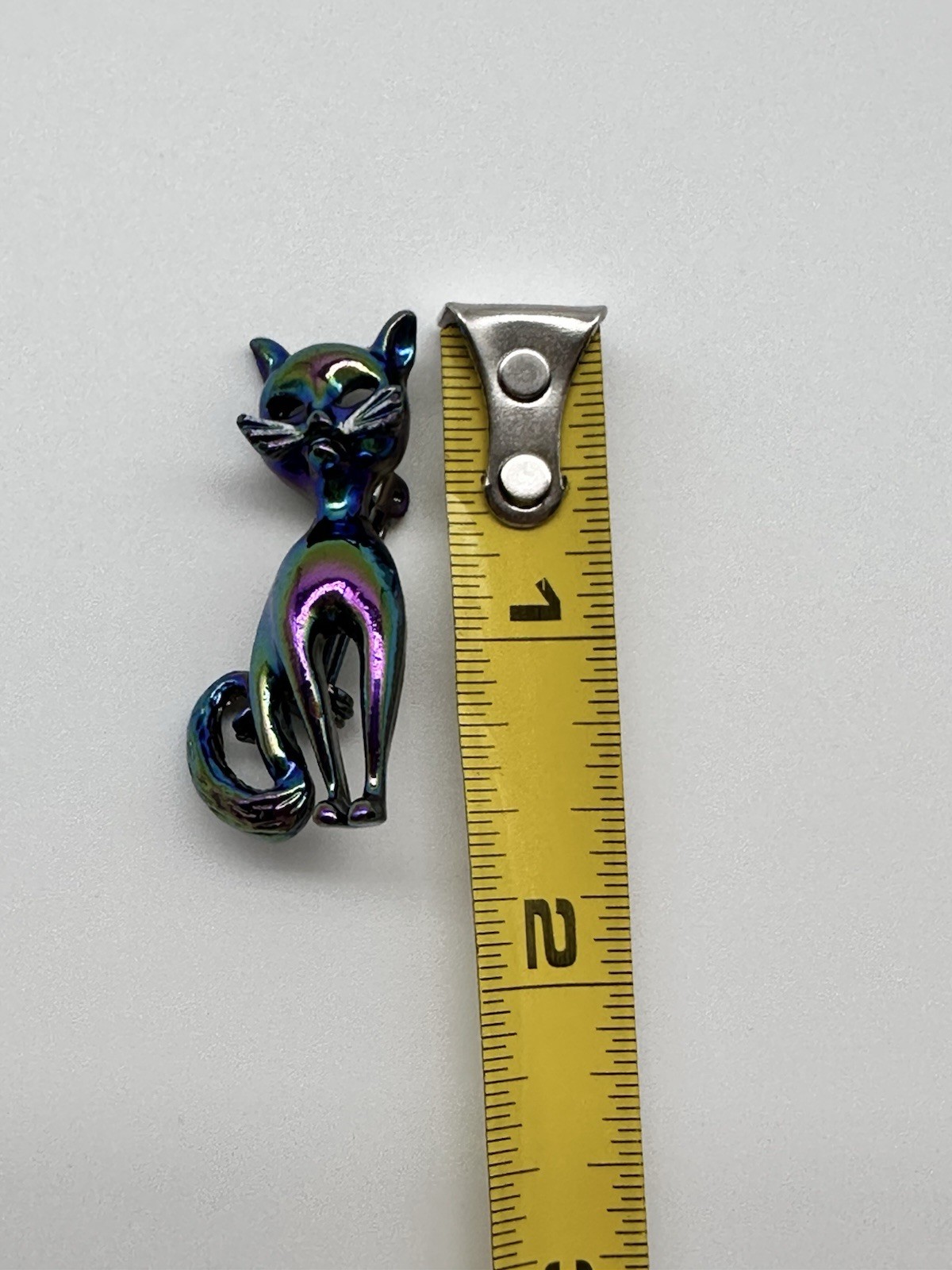 EXCELLENT VTG. 70’s IRIDESCENT BLACK ENAMEL SITTING CAT FIGURAL BROOCH PIN