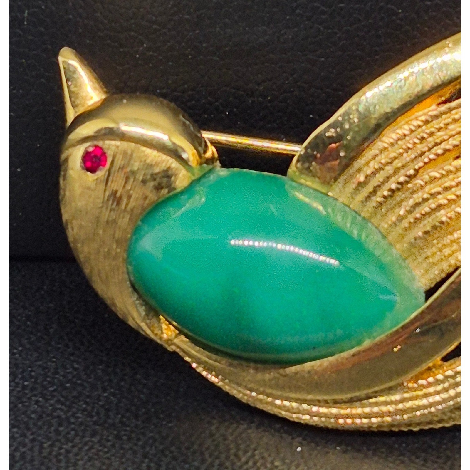 Vintage Bird Brooch Woman Gold Tone Green Cabochon Red Eye Textured Feather Pin