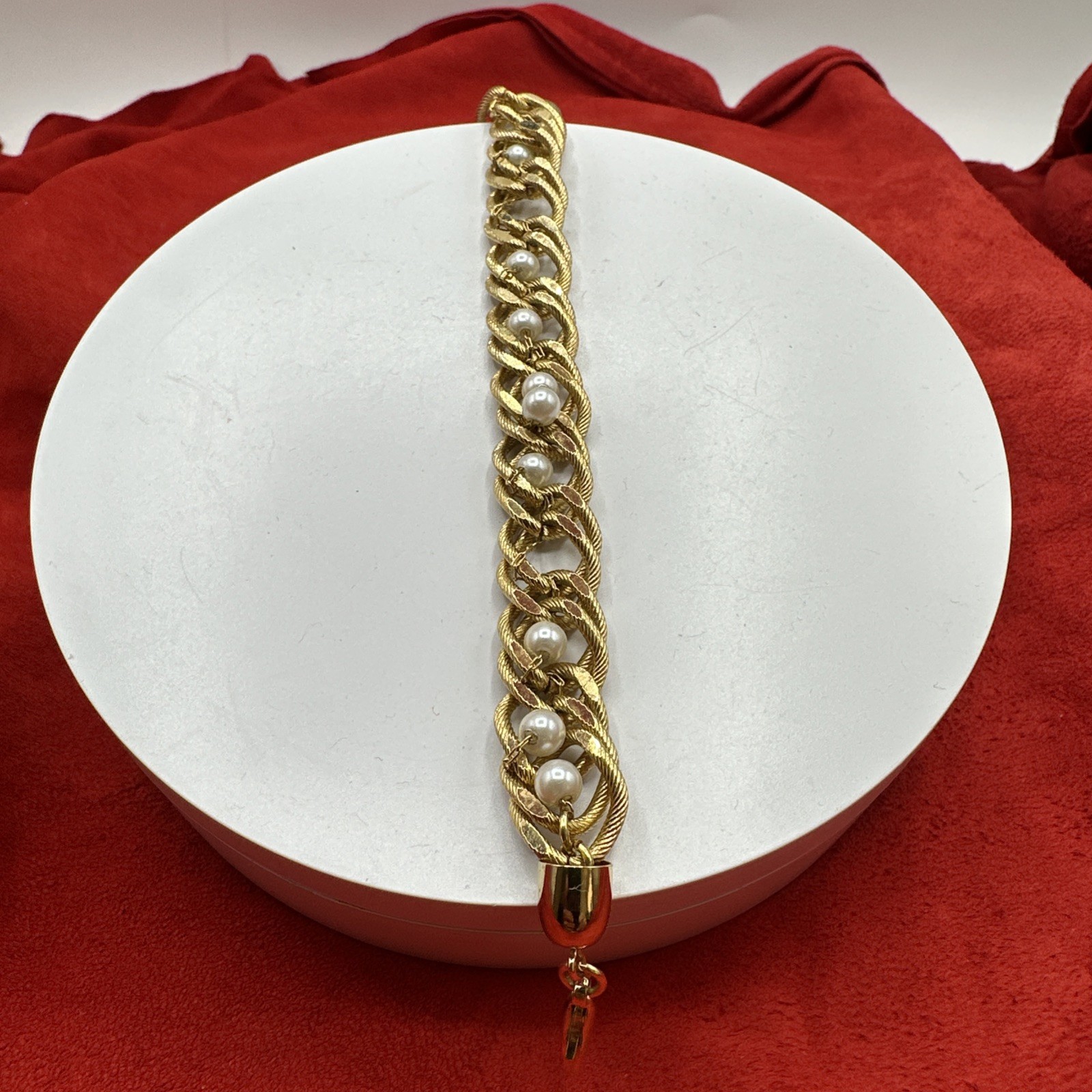 Vintage Gold Toned Links w/ cute little pearls bracelet.6” long. See pics.