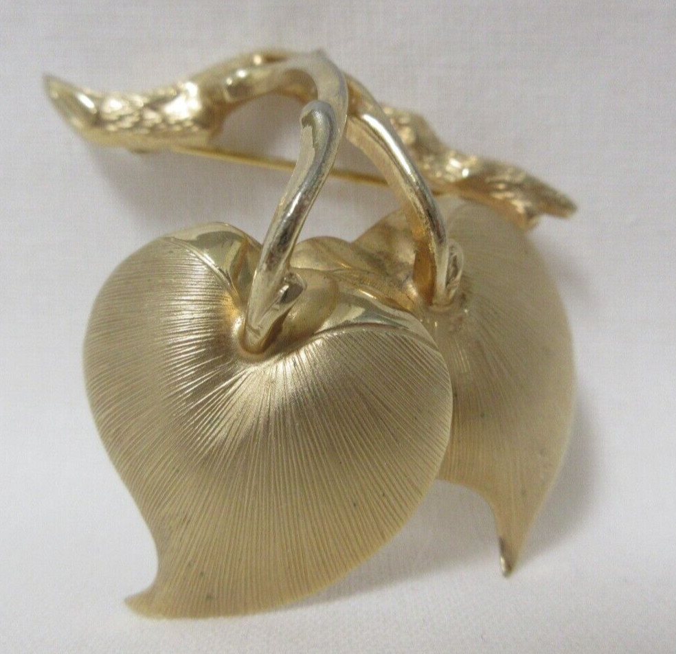 Vintage Giovanni Textured Gold Tone Curved Double Leaf Brooch – No Metal Wear