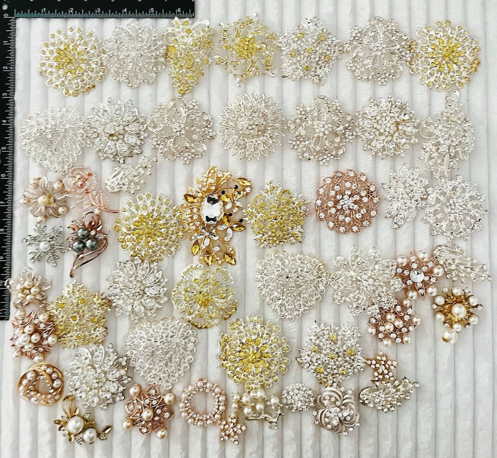 Mixed Lot 50pcs Sparkling Flower Brooches Heavy Work Rhinestone Pearl Mixed