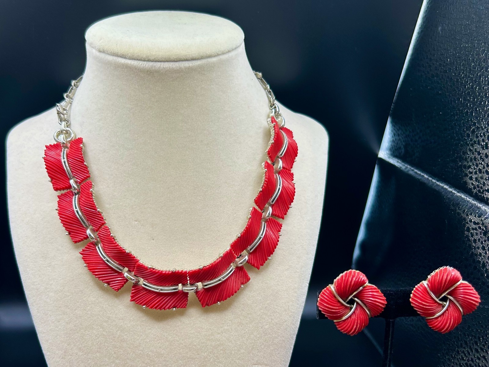 VINTAGE LISNER THERMOSET NECKLACE & EARRINGS RED TEXTURED SIGNED SILVER TONE